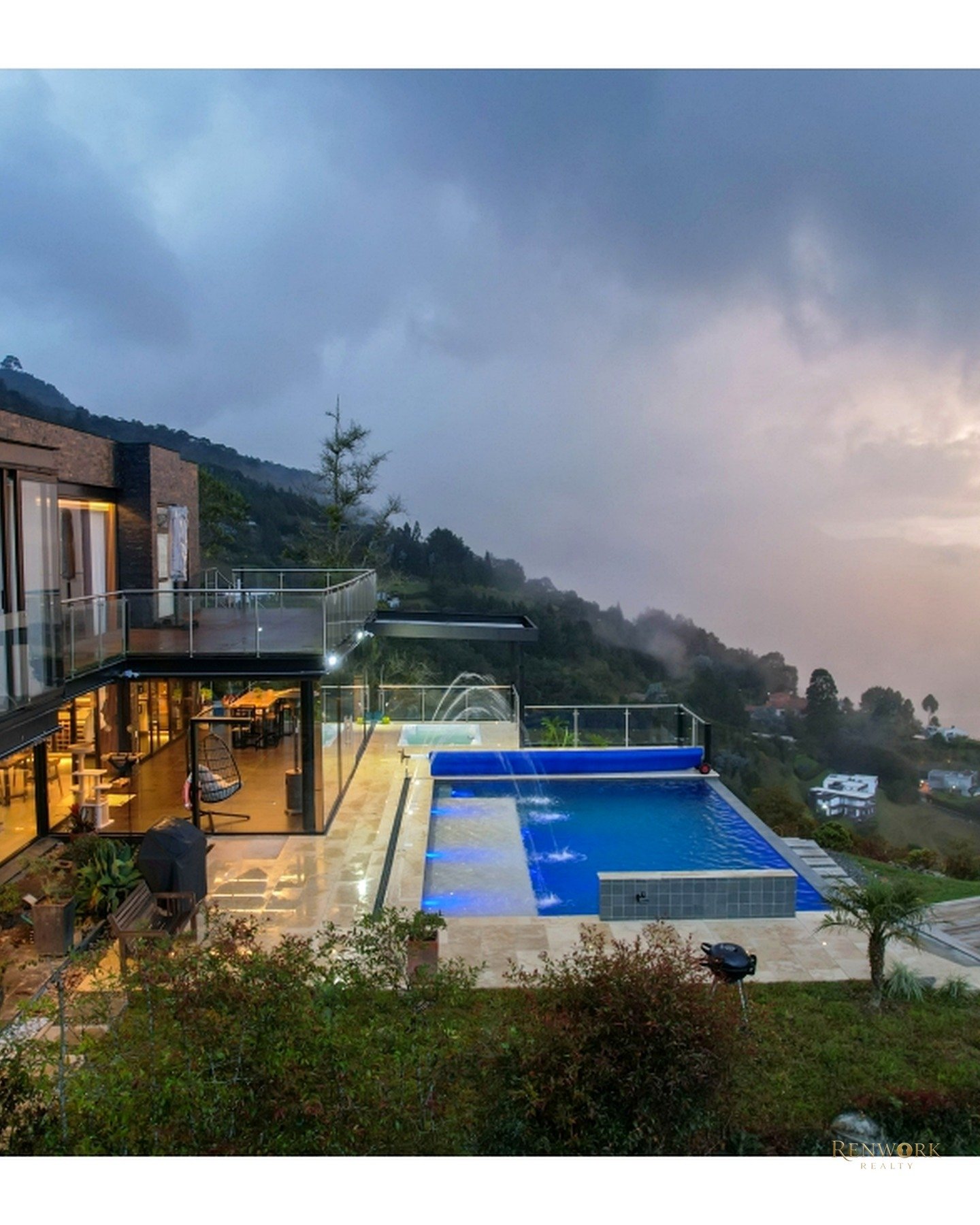 Vista de MODERNA CASA EN LAS PALMAS CON VISTA A MEDELLIN, PISCINA, 4 HAB