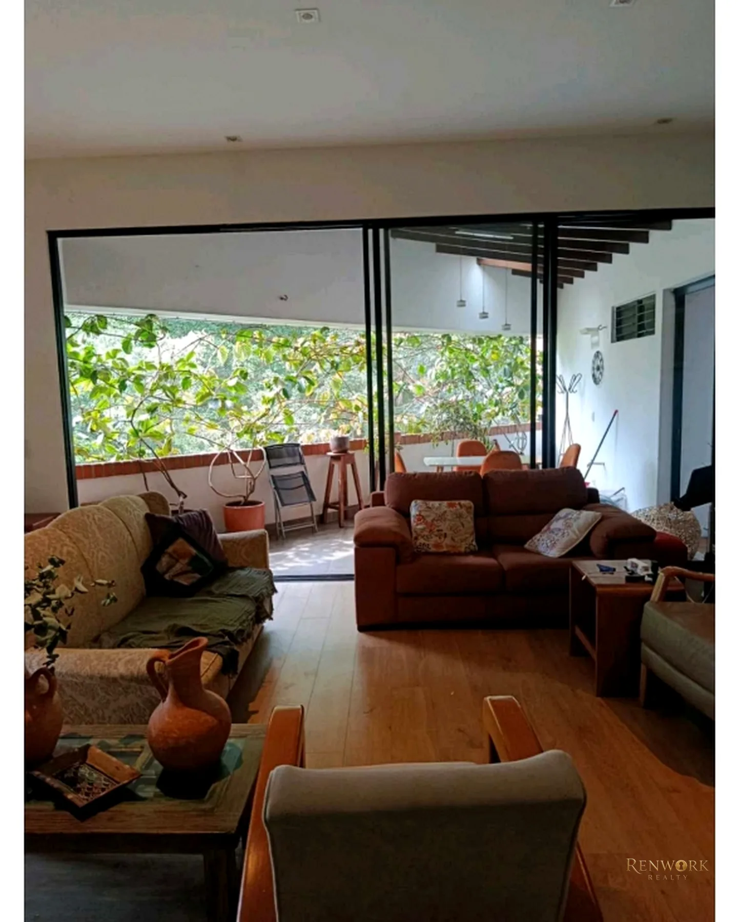 SE VENDE AMPLIO Y TRADICIONAL APTO LAURELES,REMODELADO 2 BALCONES. · foto 1