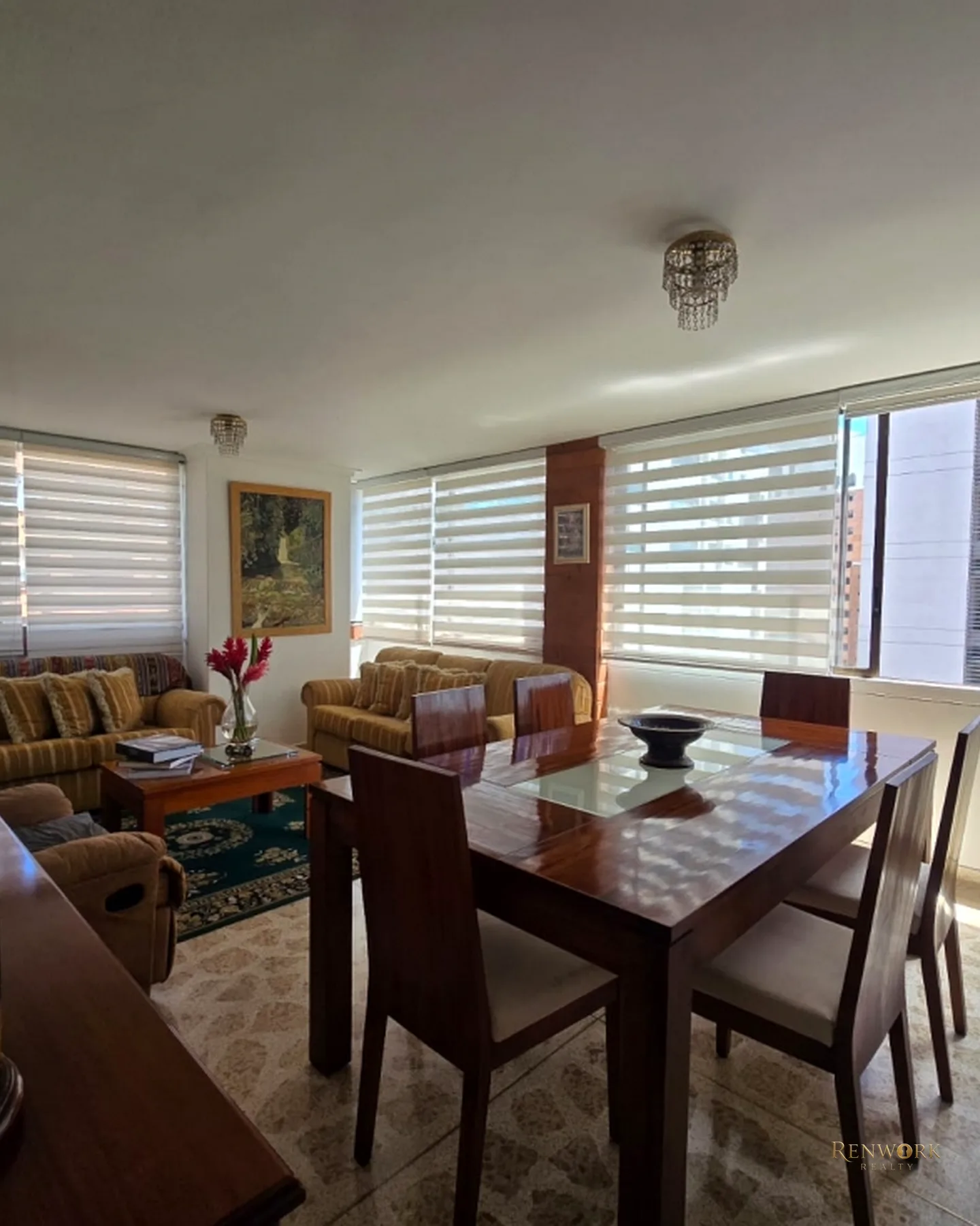 SE VENDE APARTAMENTO, 1 CUADRA DE AV. POBLADO 133MTS · foto 1