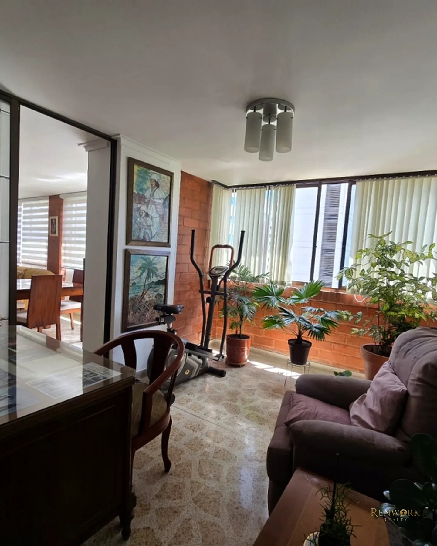 SE VENDE APARTAMENTO, 1 CUADRA DE AV. POBLADO 133MTS · foto 2