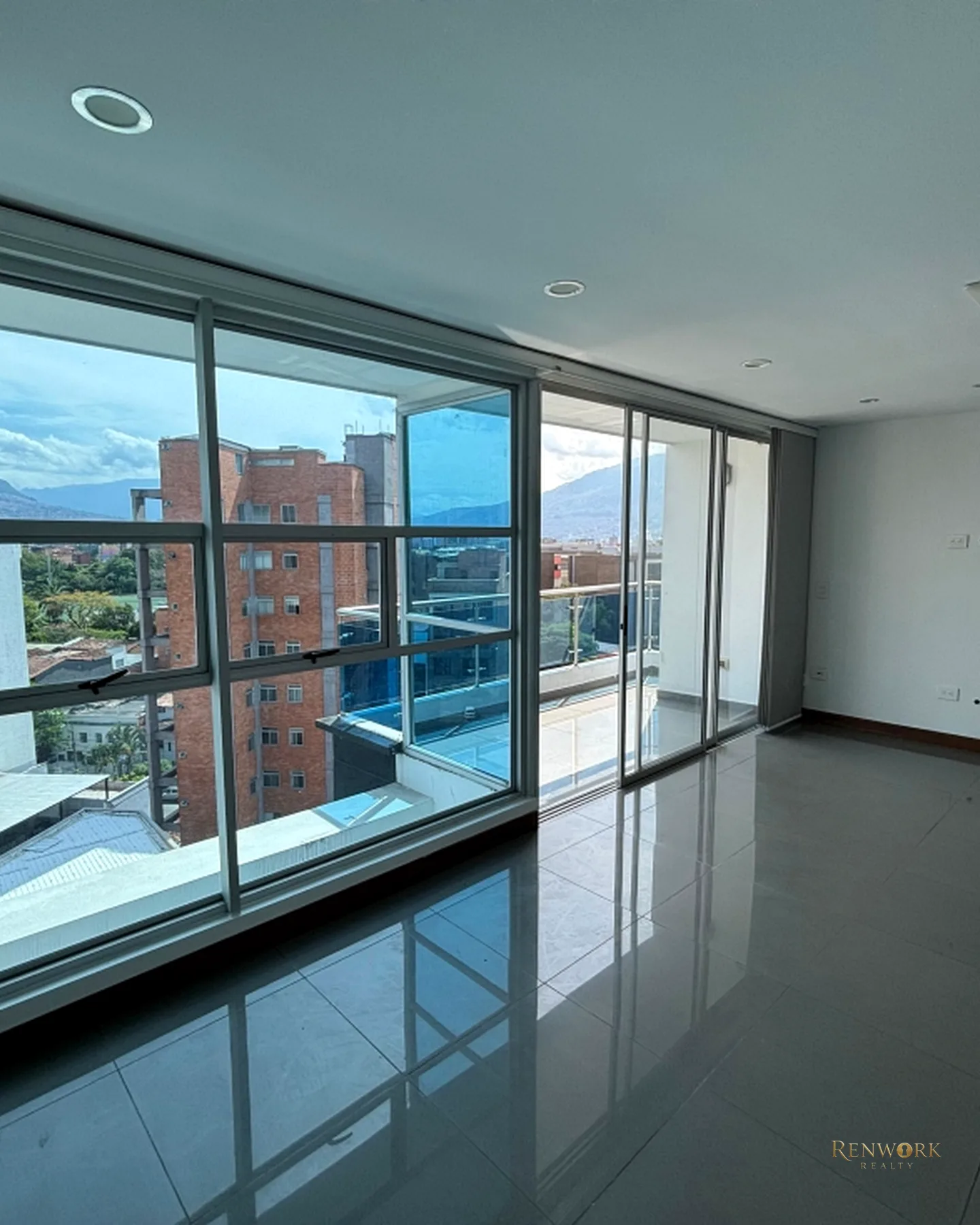 VENDO APARTAMENTO DÚPLEX DE LUJO EN LAURELES CON TERRAZA PRIVADA · foto 2