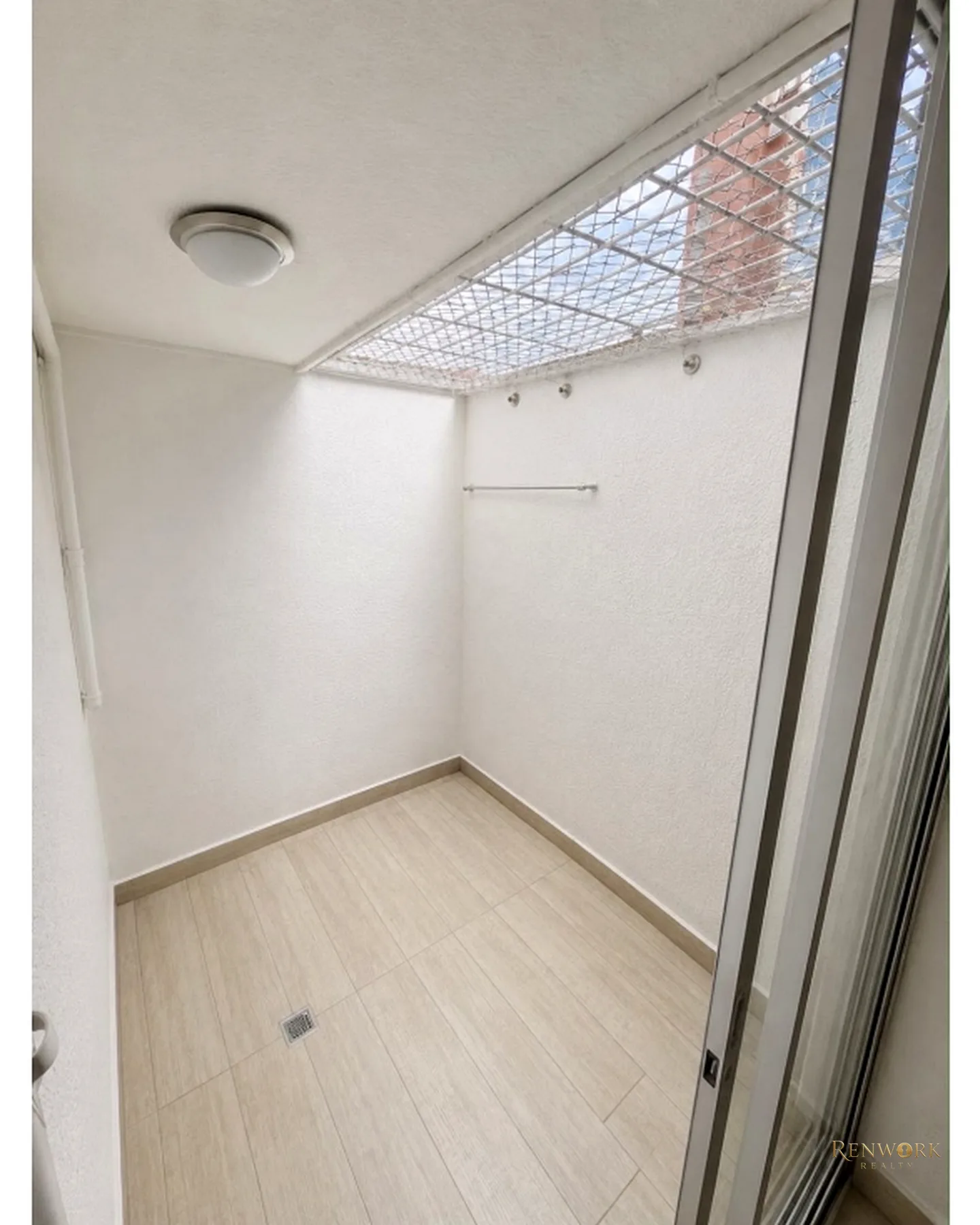 VENDO APARTAMENTO REMODELADO EN LAURELES CON COLEGA · foto 9