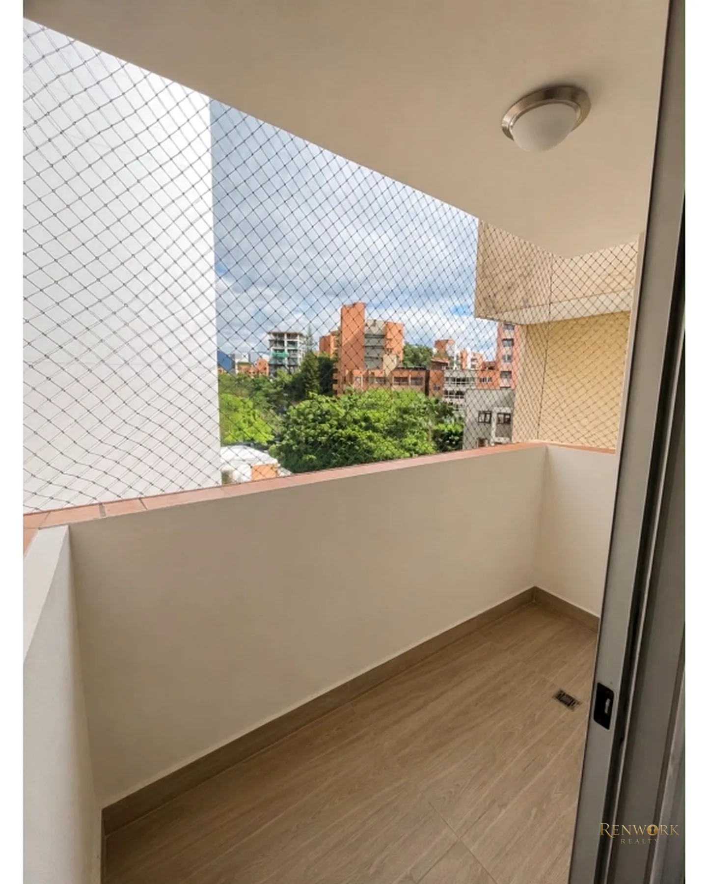VENDO APARTAMENTO REMODELADO EN LAURELES CON COLEGA · foto 19