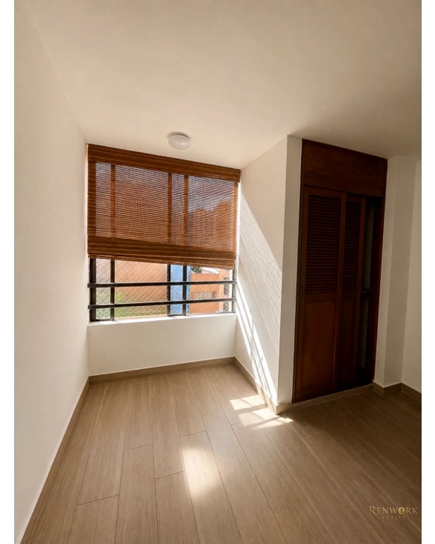 VENDO APARTAMENTO REMODELADO EN LAURELES CON COLEGA · foto 17