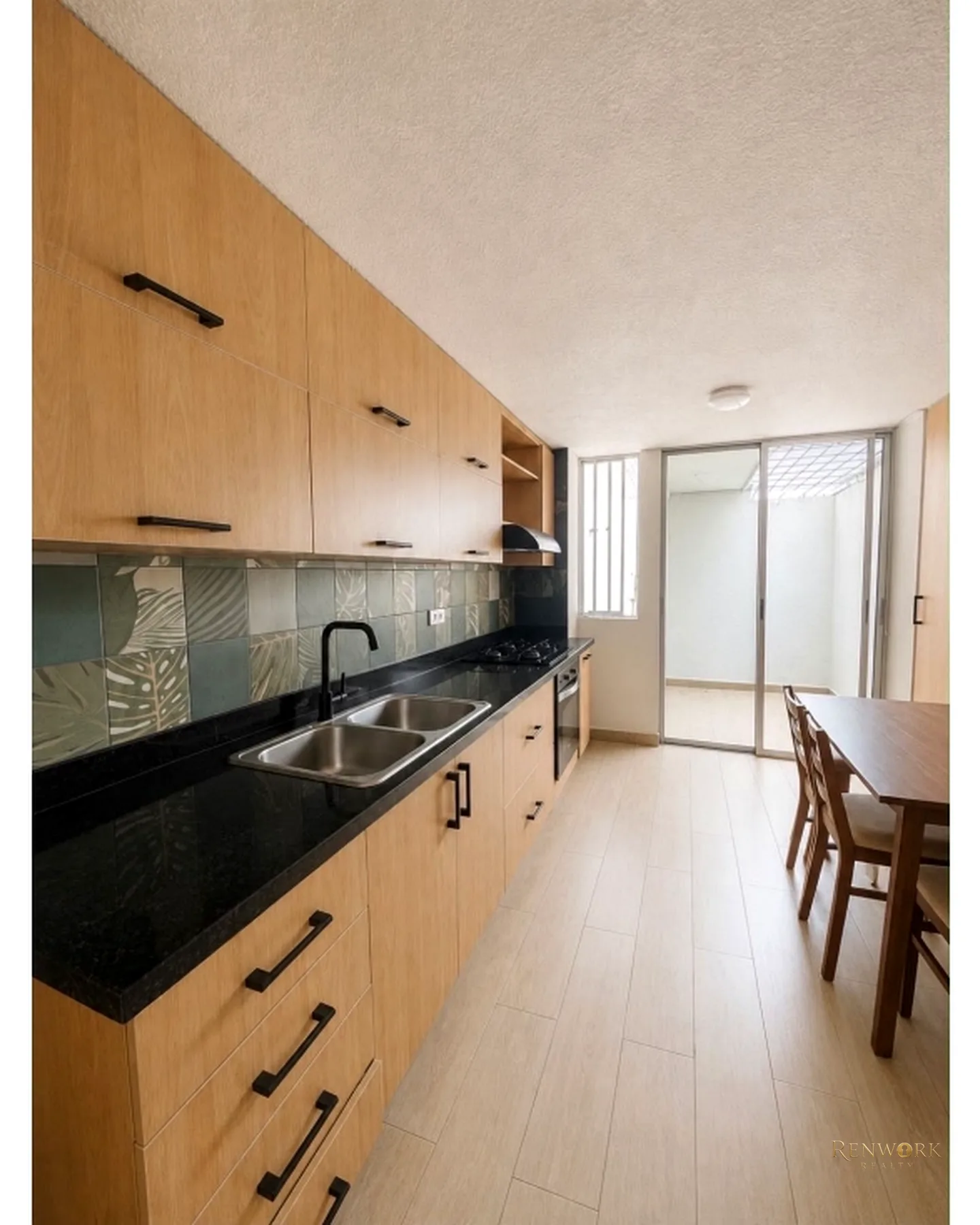 VENDO APARTAMENTO REMODELADO EN LAURELES CON COLEGA · foto 3