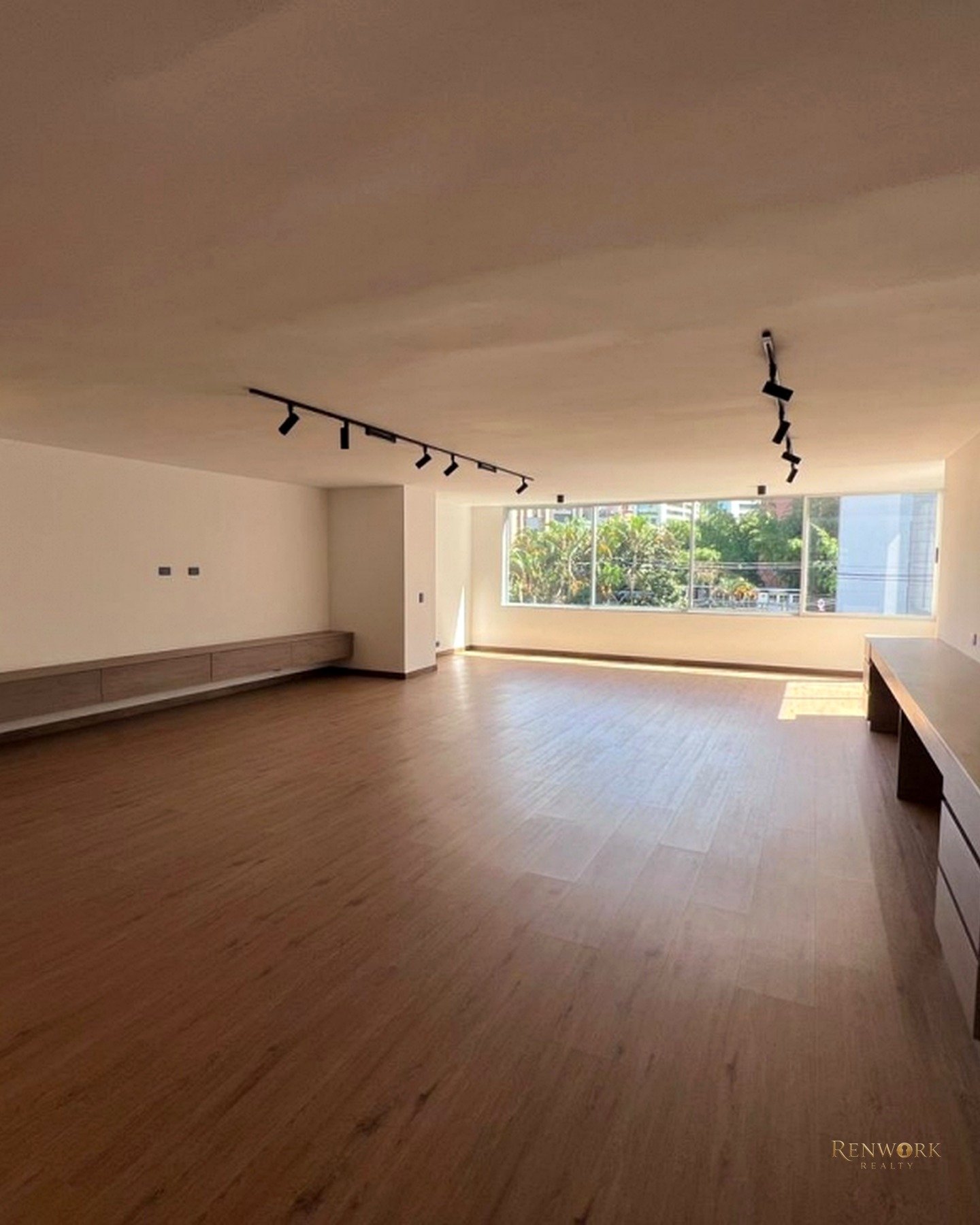 Vista de VENDO APARTAMENTO REMODELADO EN MILLA DE ORO, 205M2.