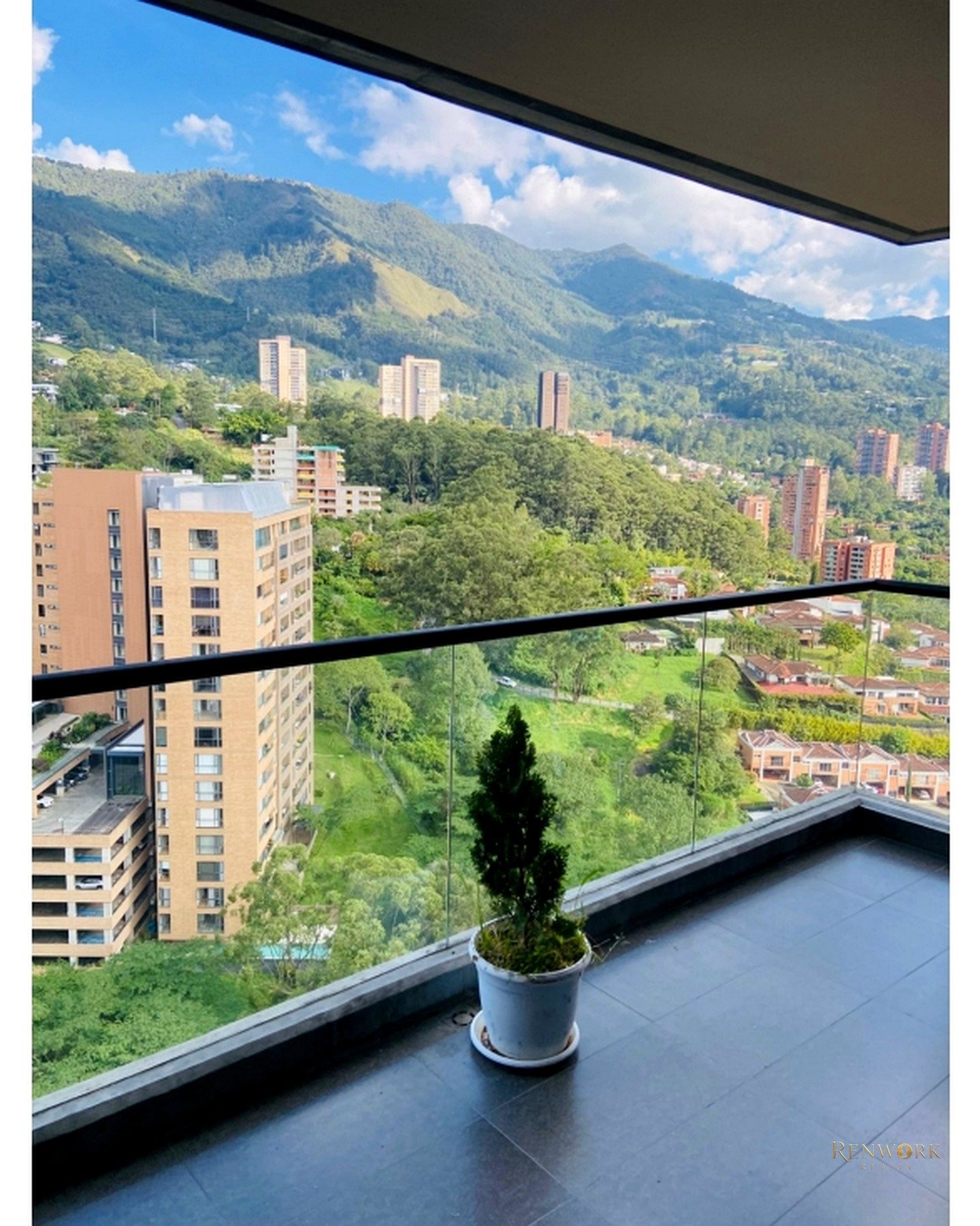 VENTA APARTAMENTO ALTOS DEL POBLADO, VISTA ABIERTA, PISO ALTO. · foto 4