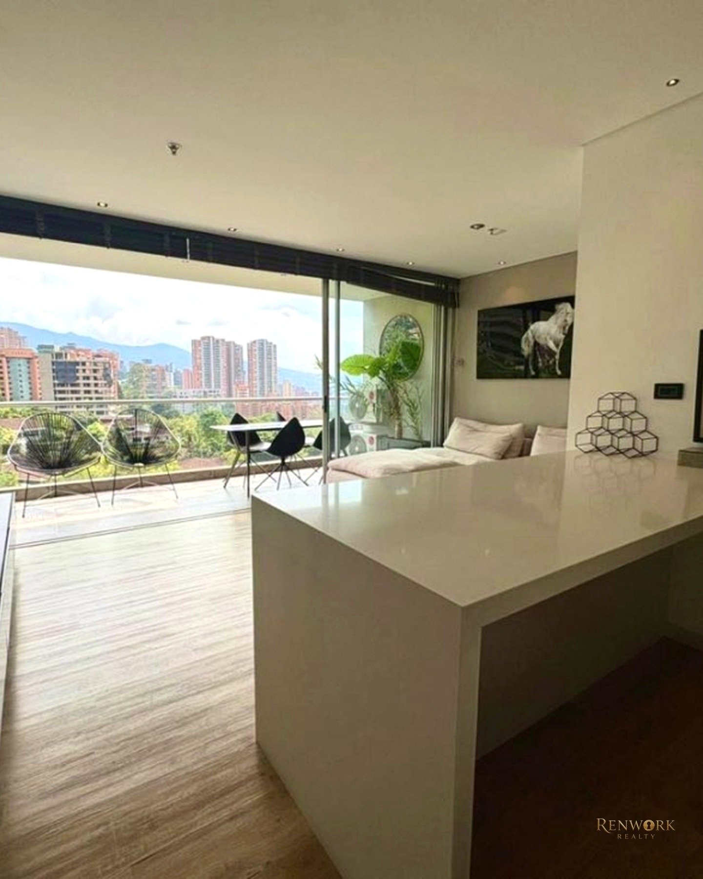 Vista de VENTA APARTAMENTO EN EL POBLADO DE 83 MTS PERMITE RENTAS CORTAS