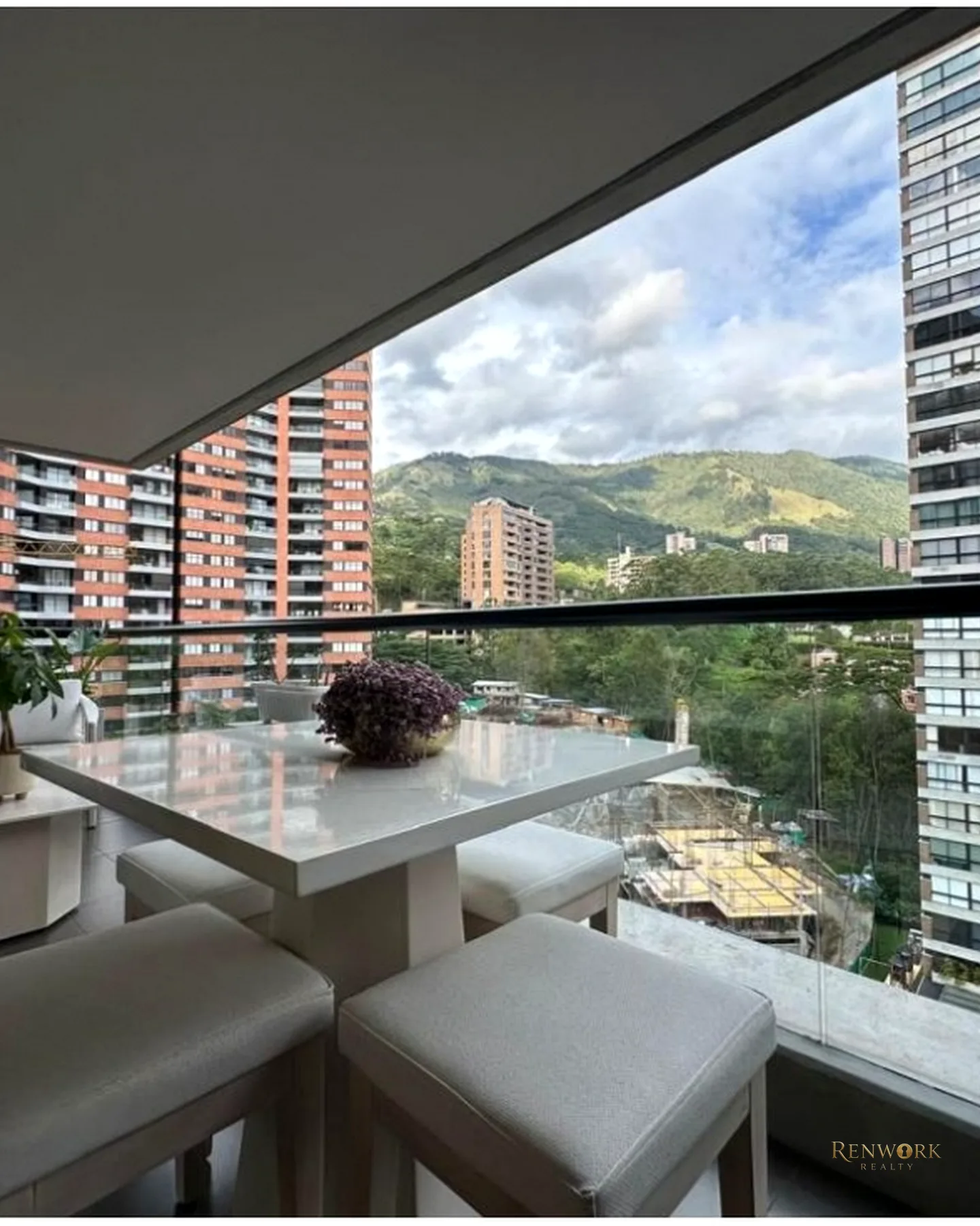 VENTA APARTAMENTO MODERNO POBLADO CERCA A PALMAS - ARRIBA DEL INTER · foto 4