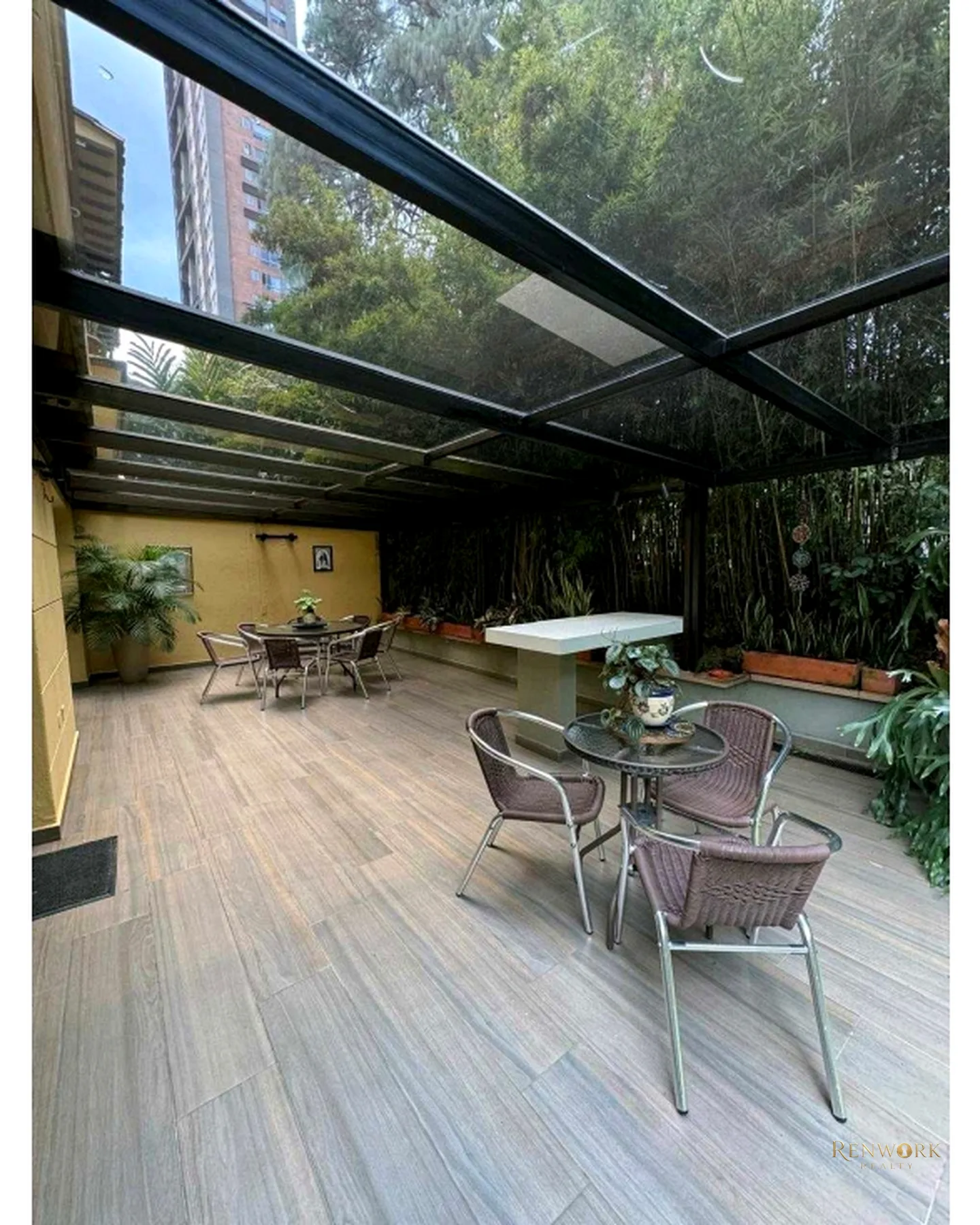 VENTA CASA BARRIO POBLADO GRAN FORMATO 470 MT2 CON JARDIN Y MODERNA · foto 7