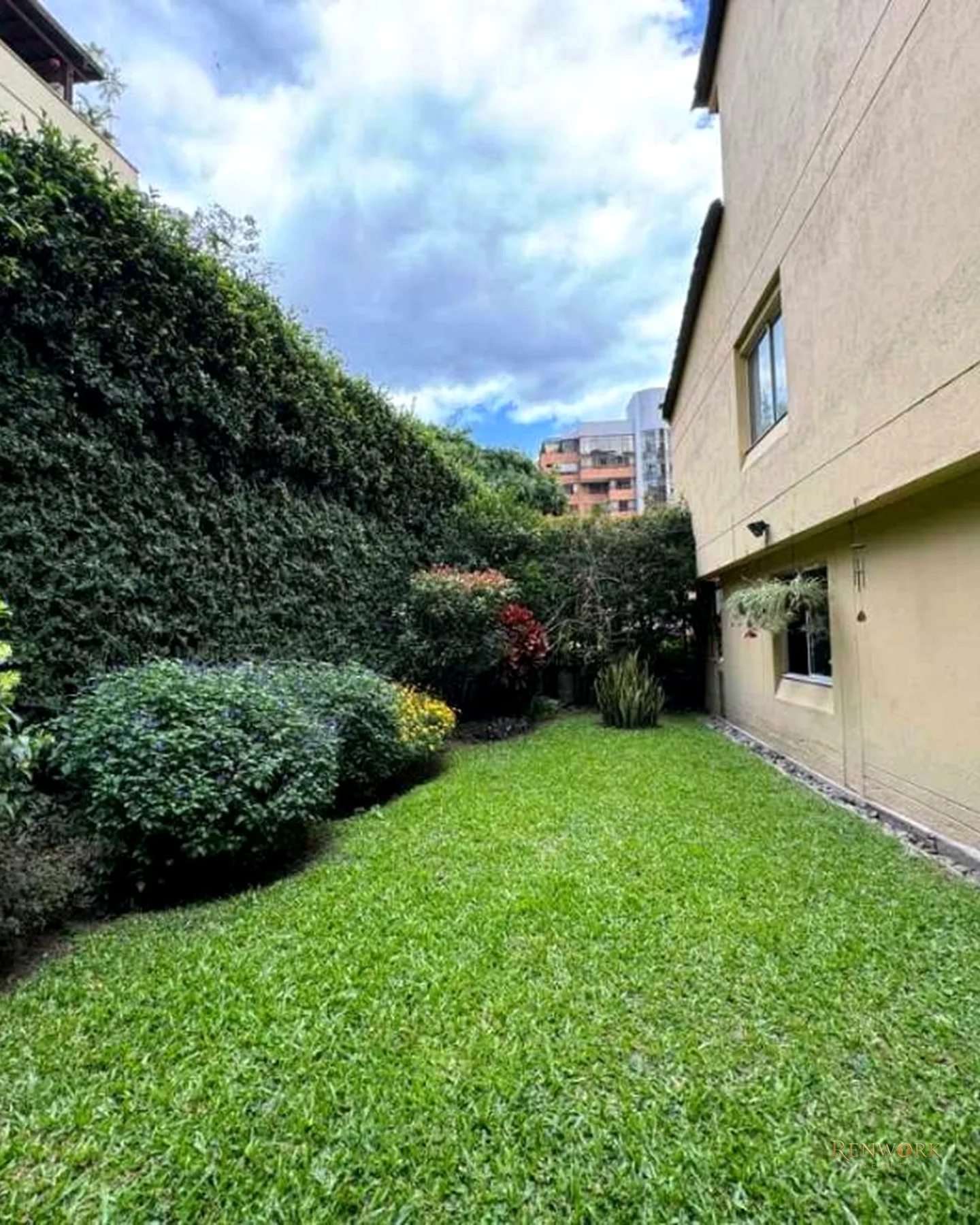 VENTA CASA BARRIO POBLADO GRAN FORMATO 470 MT2 CON JARDIN Y MODERNA · foto 22