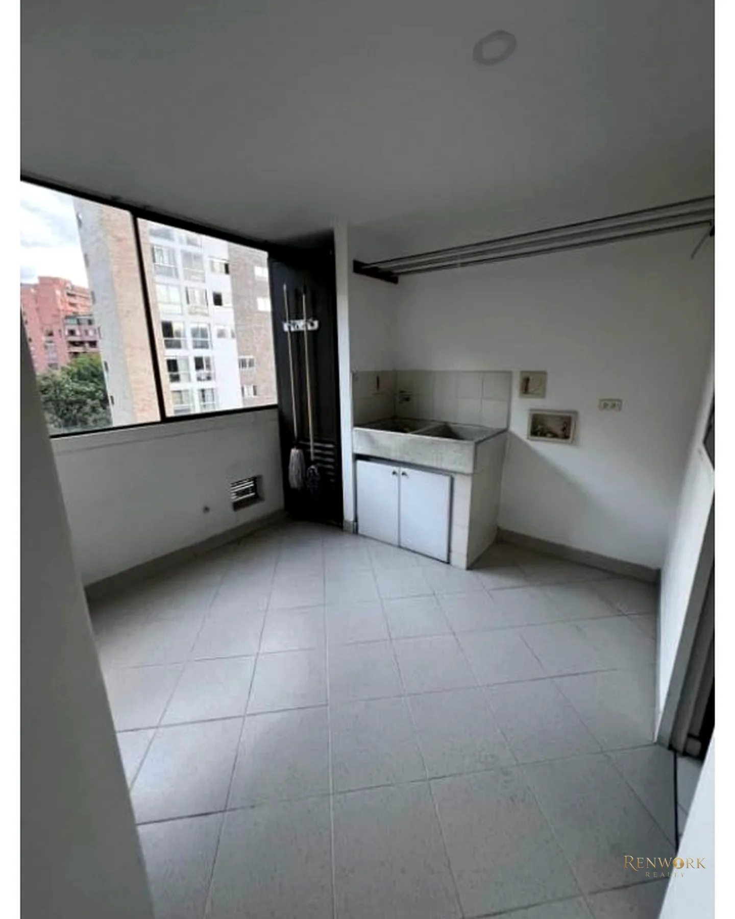VENTA DE AMPLIO APARTAMENTO SECTOR LAS SANTAS EL POBLADO · foto 3