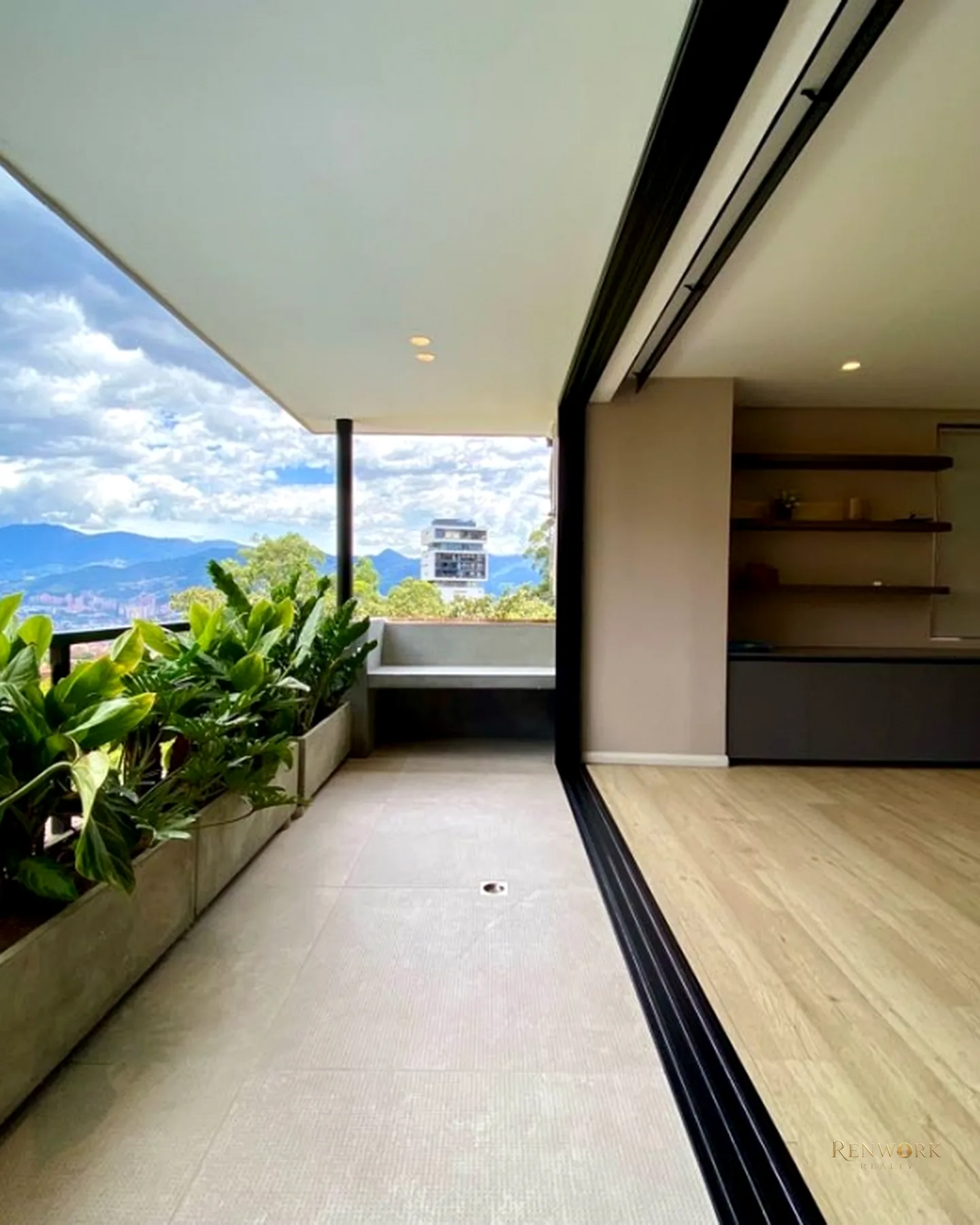 VENTA DE APARTAMENTO DE LUJO REMODELADO EN LAS LOMAS EL POBLADO · foto 23