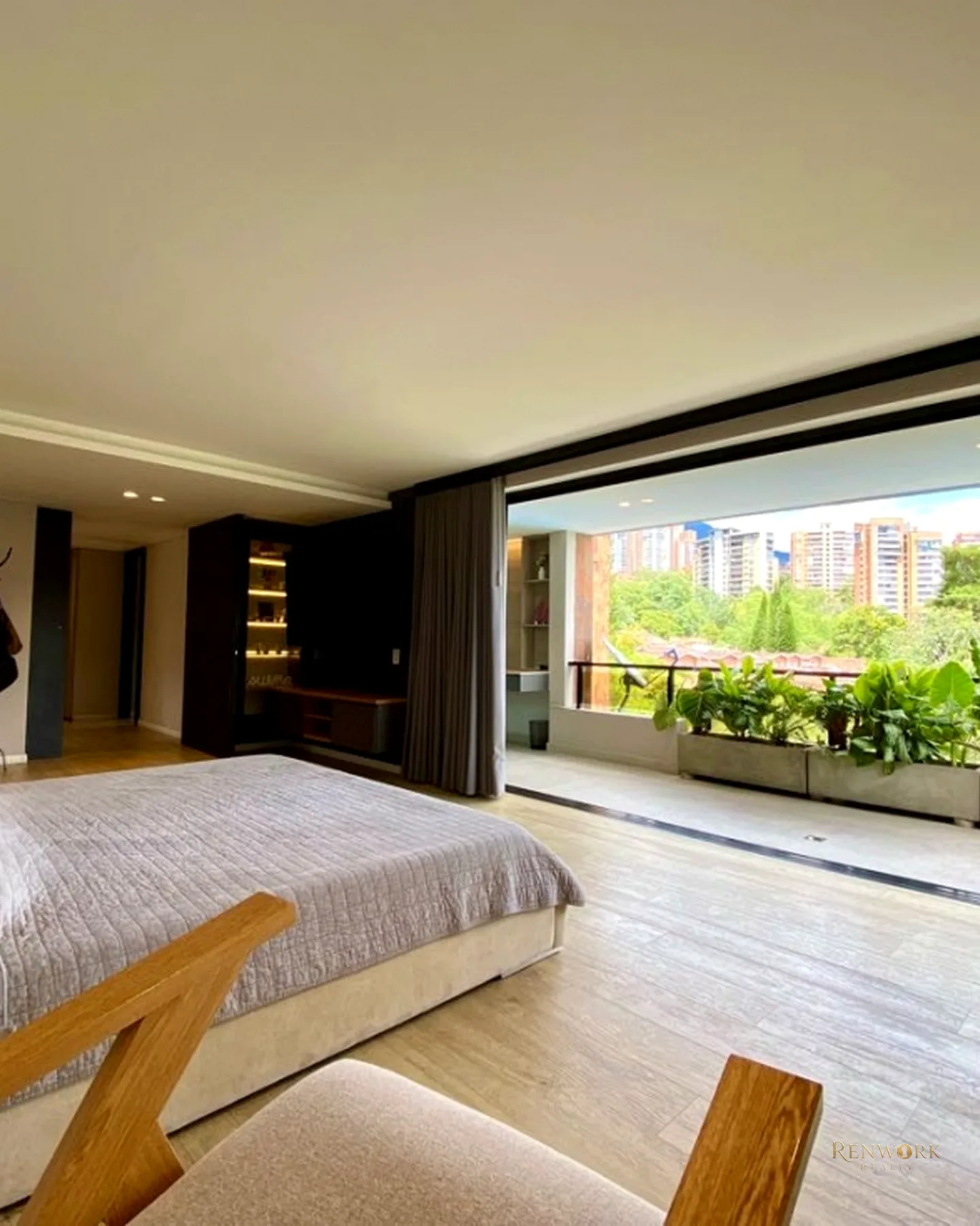 VENTA DE APARTAMENTO DE LUJO REMODELADO EN LAS LOMAS EL POBLADO · foto 18
