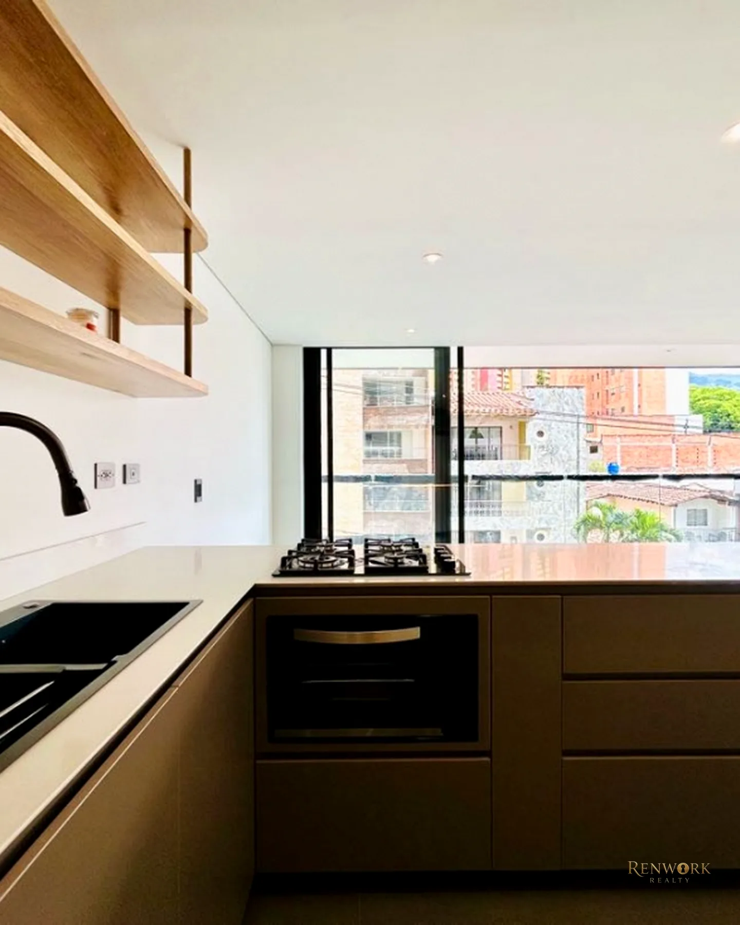 VENTA DE APARTAMENTO EN EDIFICIO LA CASTELLANA - MEDELLÍN · foto 3