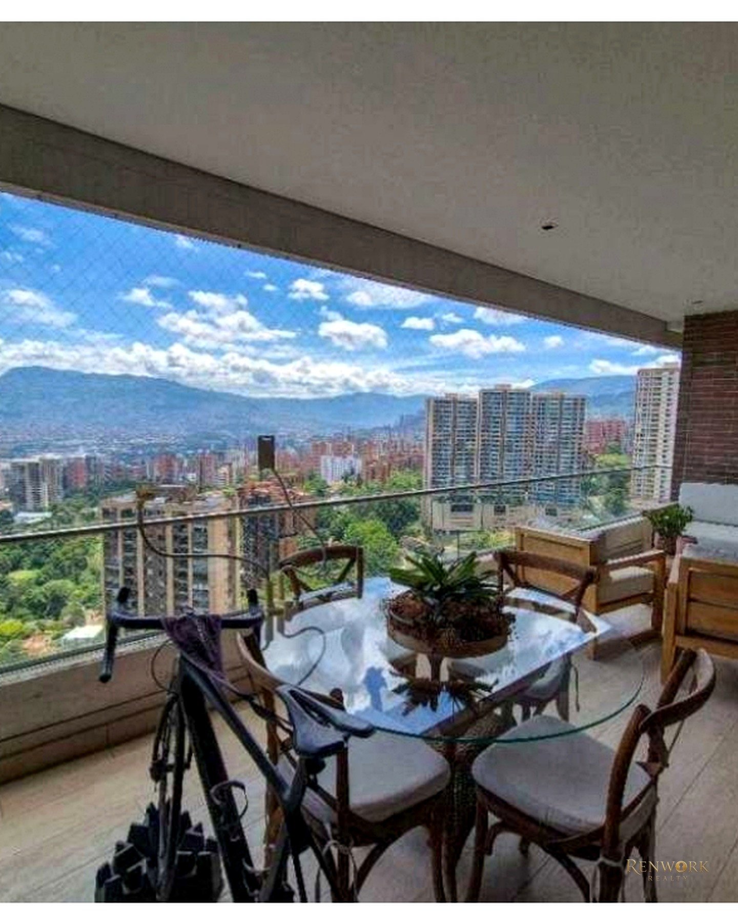 Vista de VENTA DE APARTAMENTO EN EL POBLADO, SECTOR CAMPESTRE DRIVE.