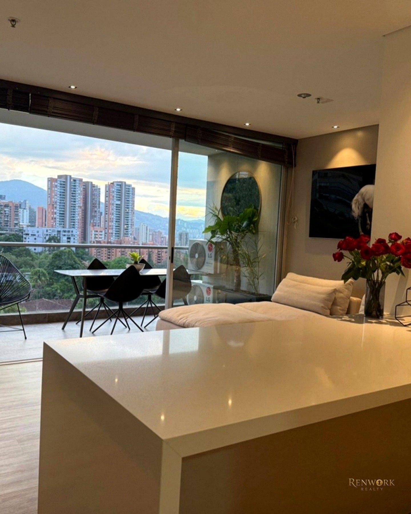 Vista de VENTA DE APARTAMENTO EN LA TRANSVERSAL SUPERIOR , POBLADO MEDELLÍN