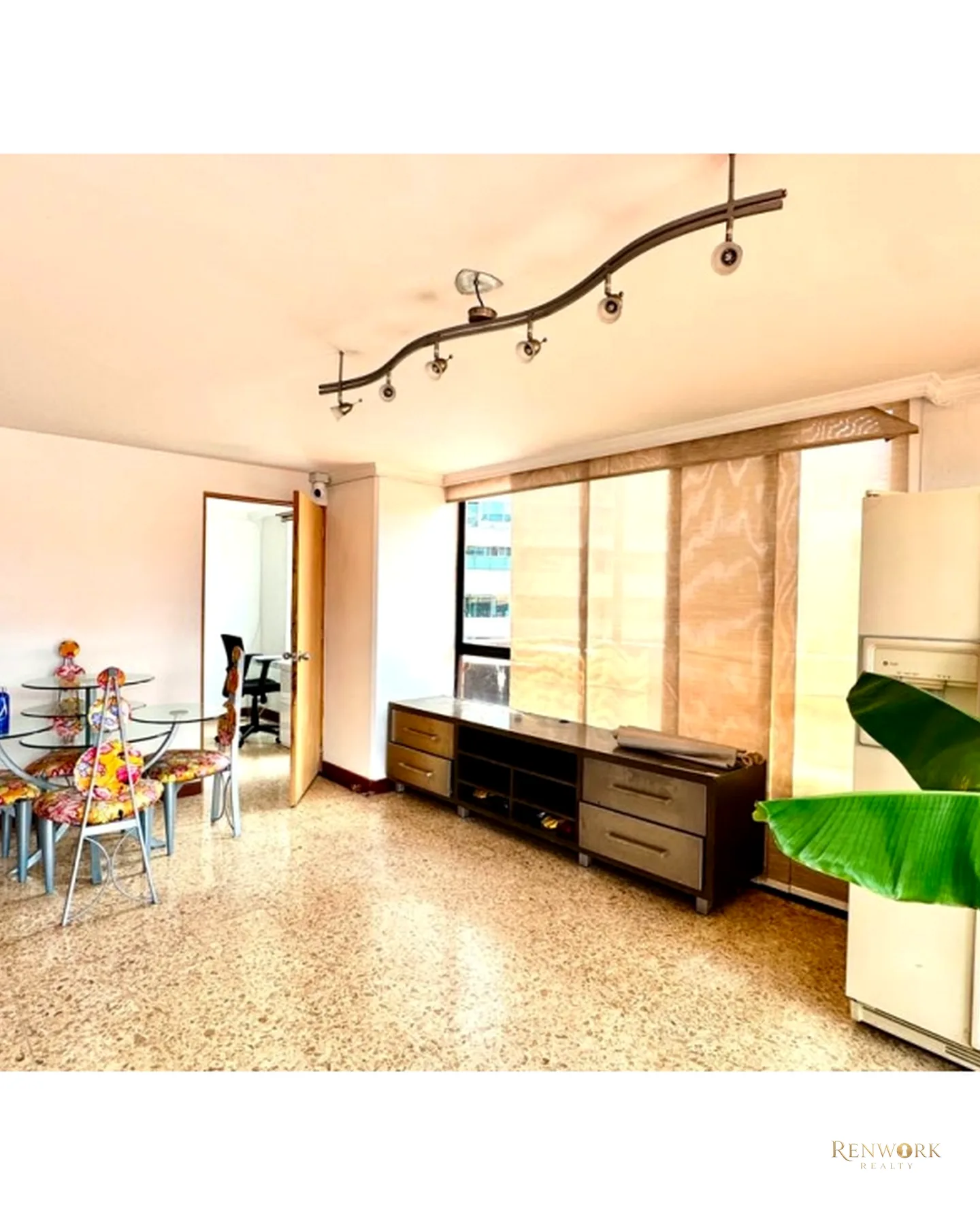 VENTA DE APARTAMENTO EN POBLADO PARA REMODELAR- OVIEDO · foto 3
