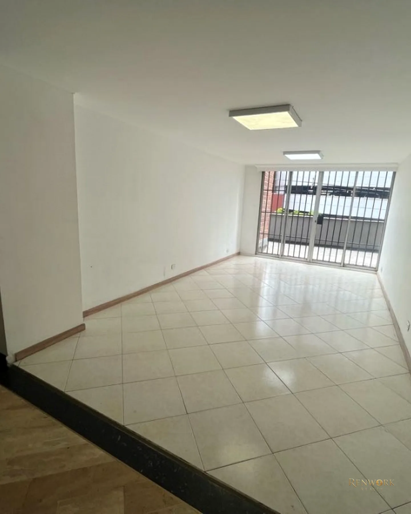 VENTA DE APARTAMENTO PARA REMODELAR CON TERRAZA SECTOR SURAMERICANA. · foto 3