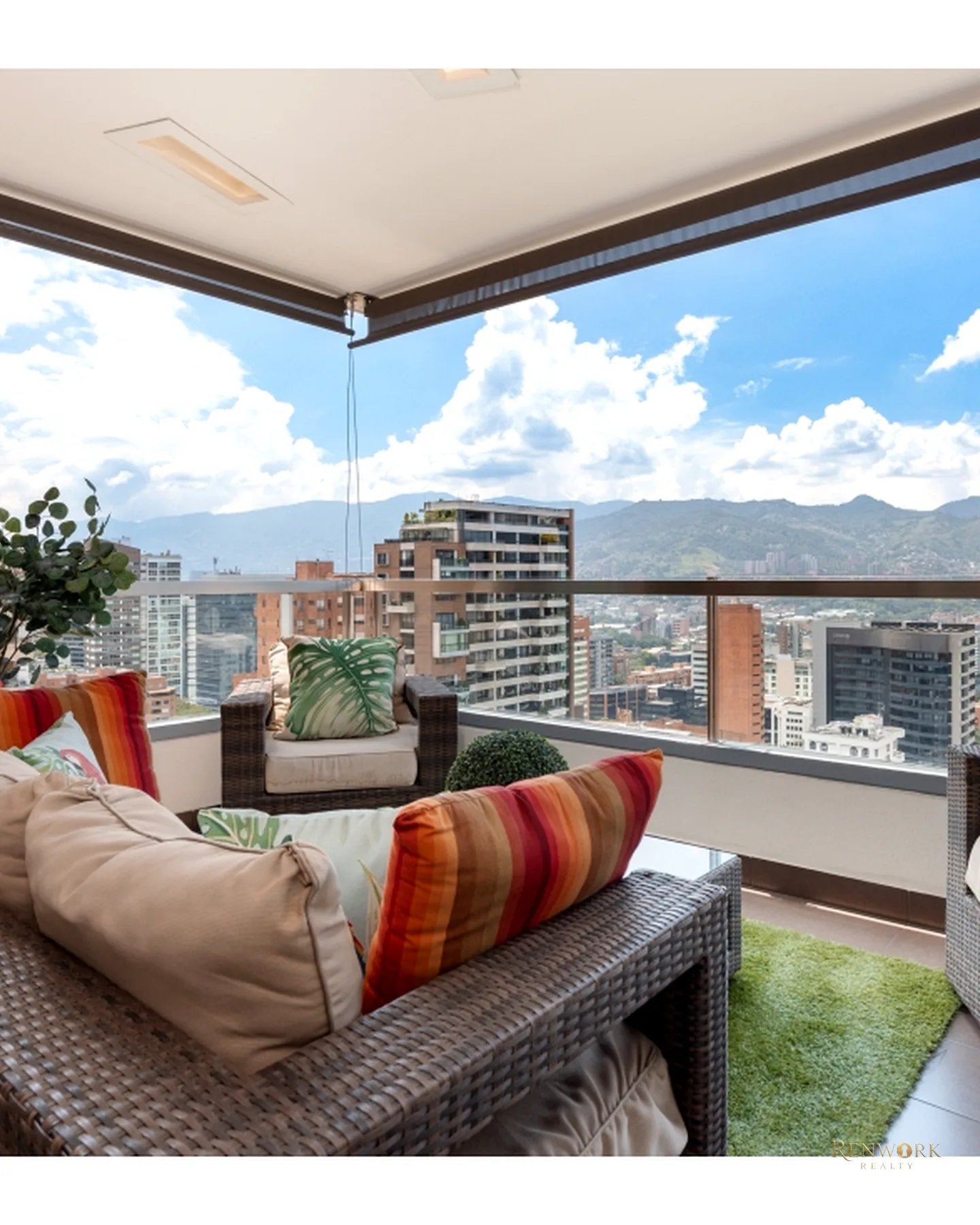 VENTA DE APTO POBLADO LOS PARRA. PISO ALTO, VISTA Y GRAN BALCÓN · foto 1