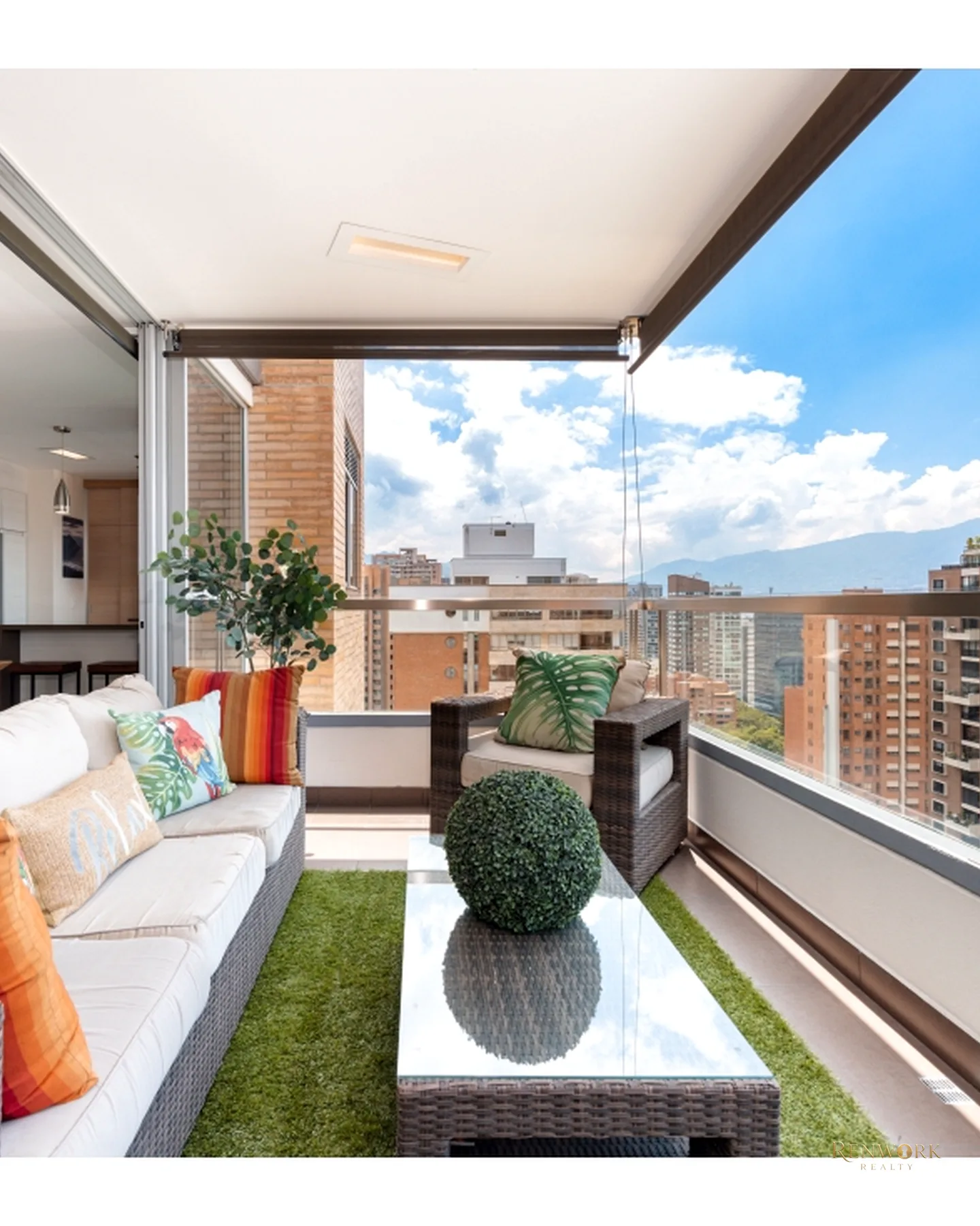 VENTA DE APTO POBLADO LOS PARRA. PISO ALTO, VISTA Y GRAN BALCÓN · foto 2