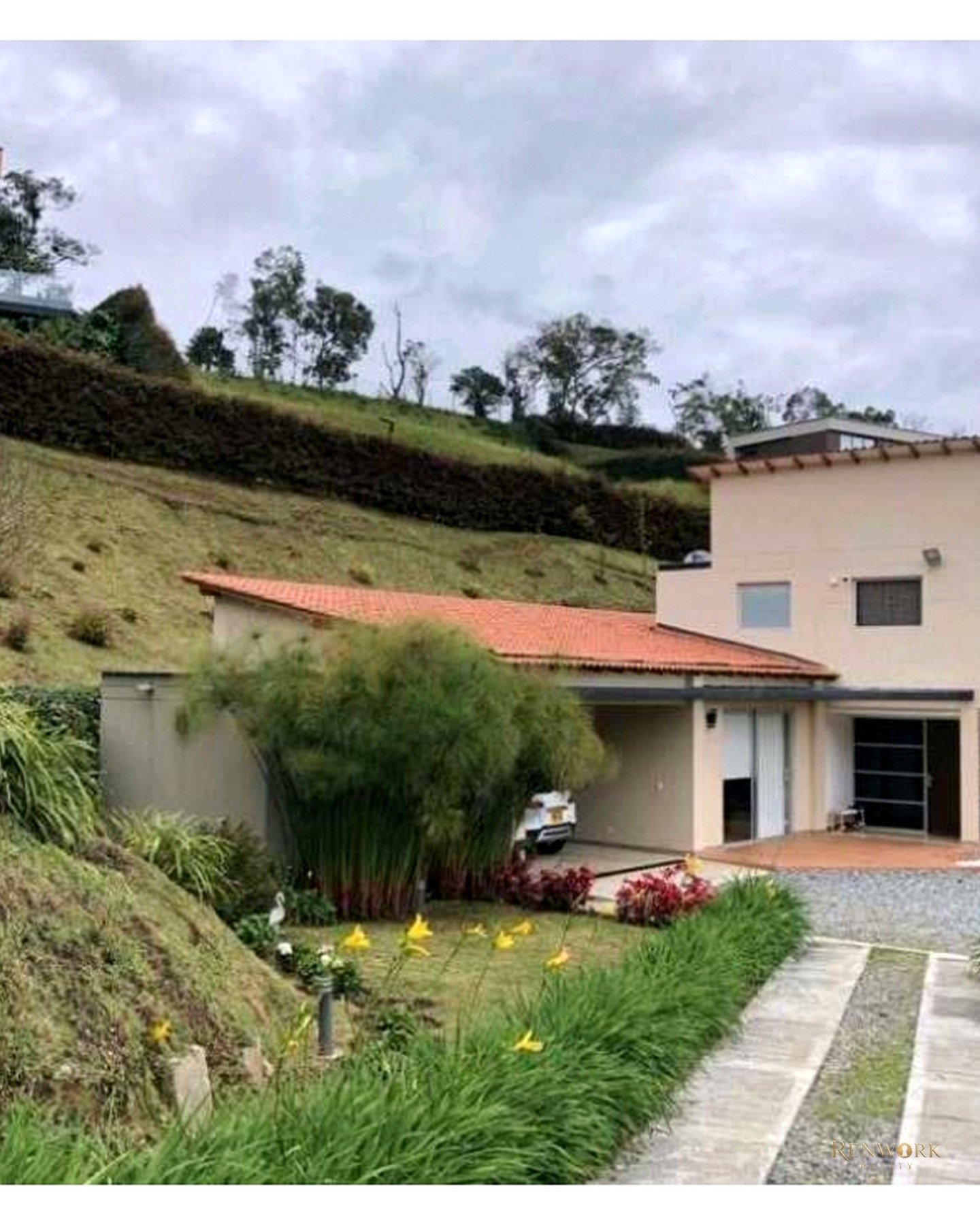 VENTA DE CASA EN EL ALTO DE LAS PALMAS, CERCA AL MALL INDIANA.