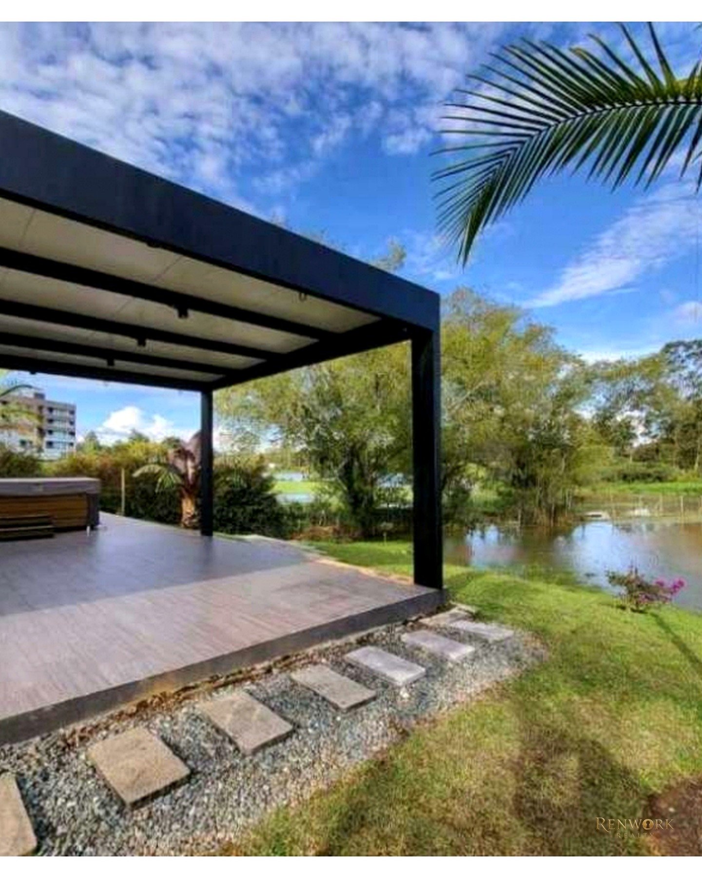 VENTA DE CASA EN LLANOGRANDE CON LAGO PRIVADO. UN SOLO NIVEL.