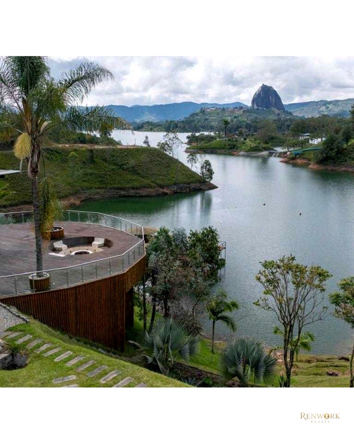 Vista de VENTA DE CASA FINCA EN GUATAPE CON MUELLE.
