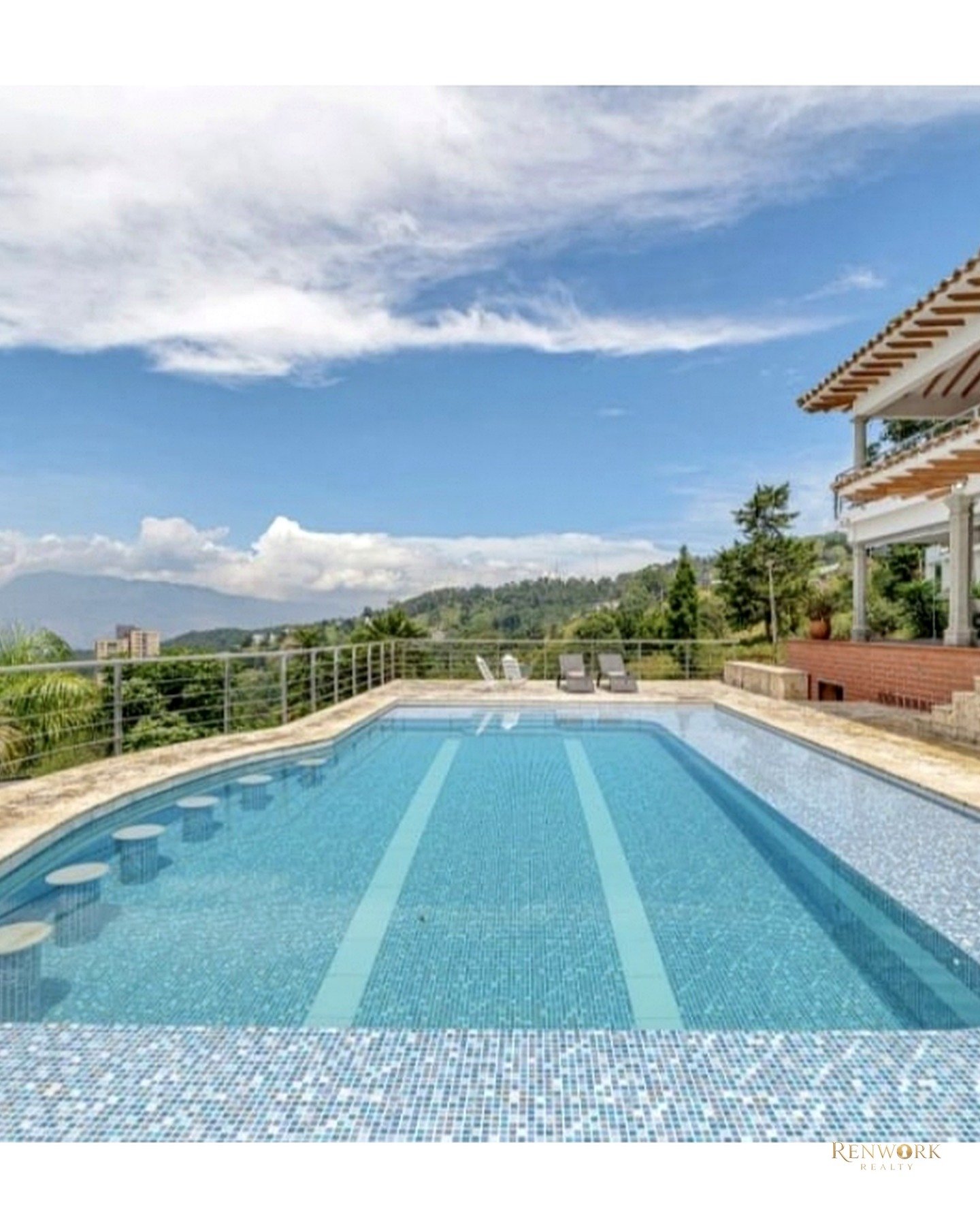VENTA DE ESPECTACULAR CASA CON PISCINA EN LAS PALMAS - POBLADO. VISTA