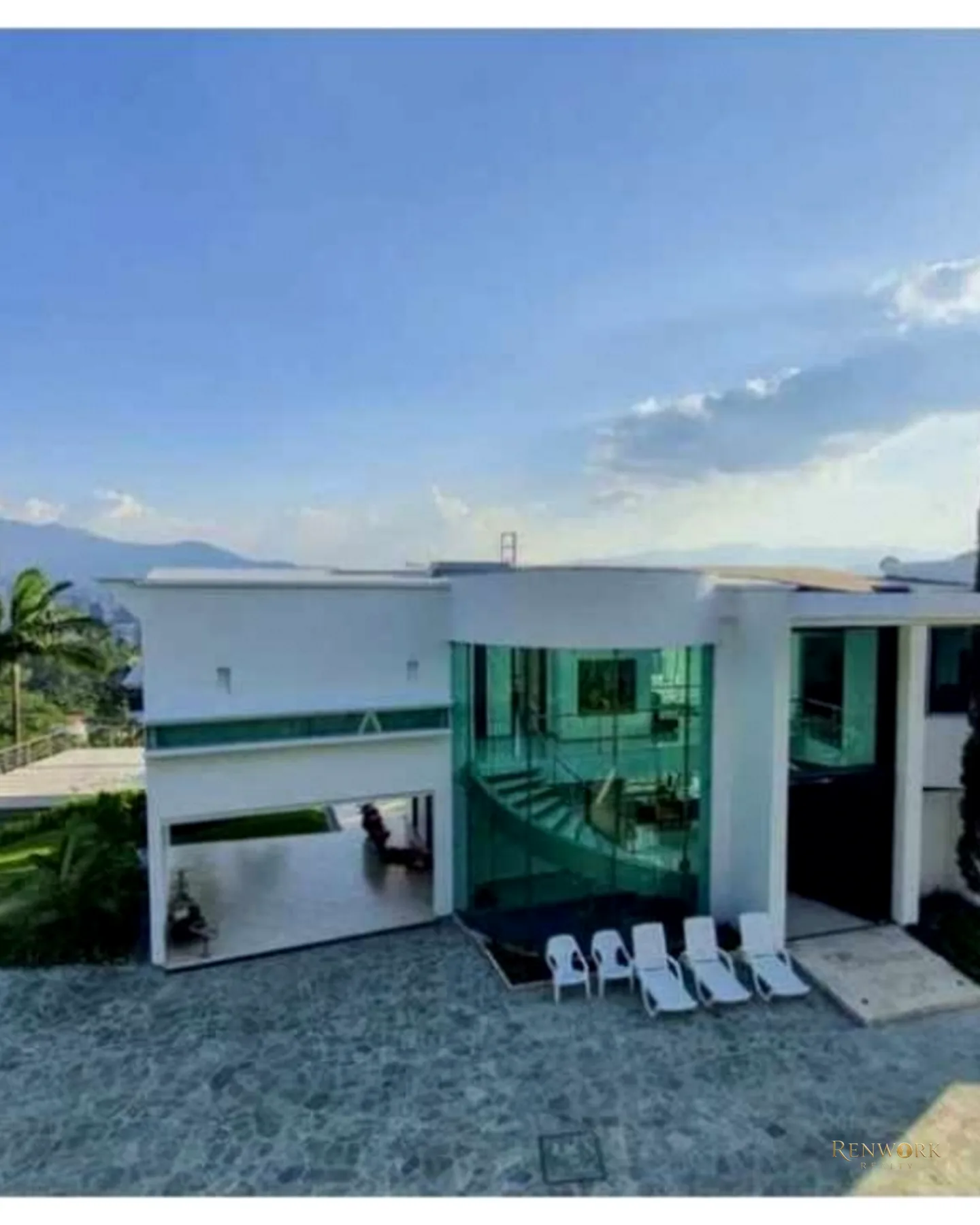 VENTA DE MODERNA CASA CON PISCINA A EN EL POBLADO, SECTOR PALMAS. · foto 3