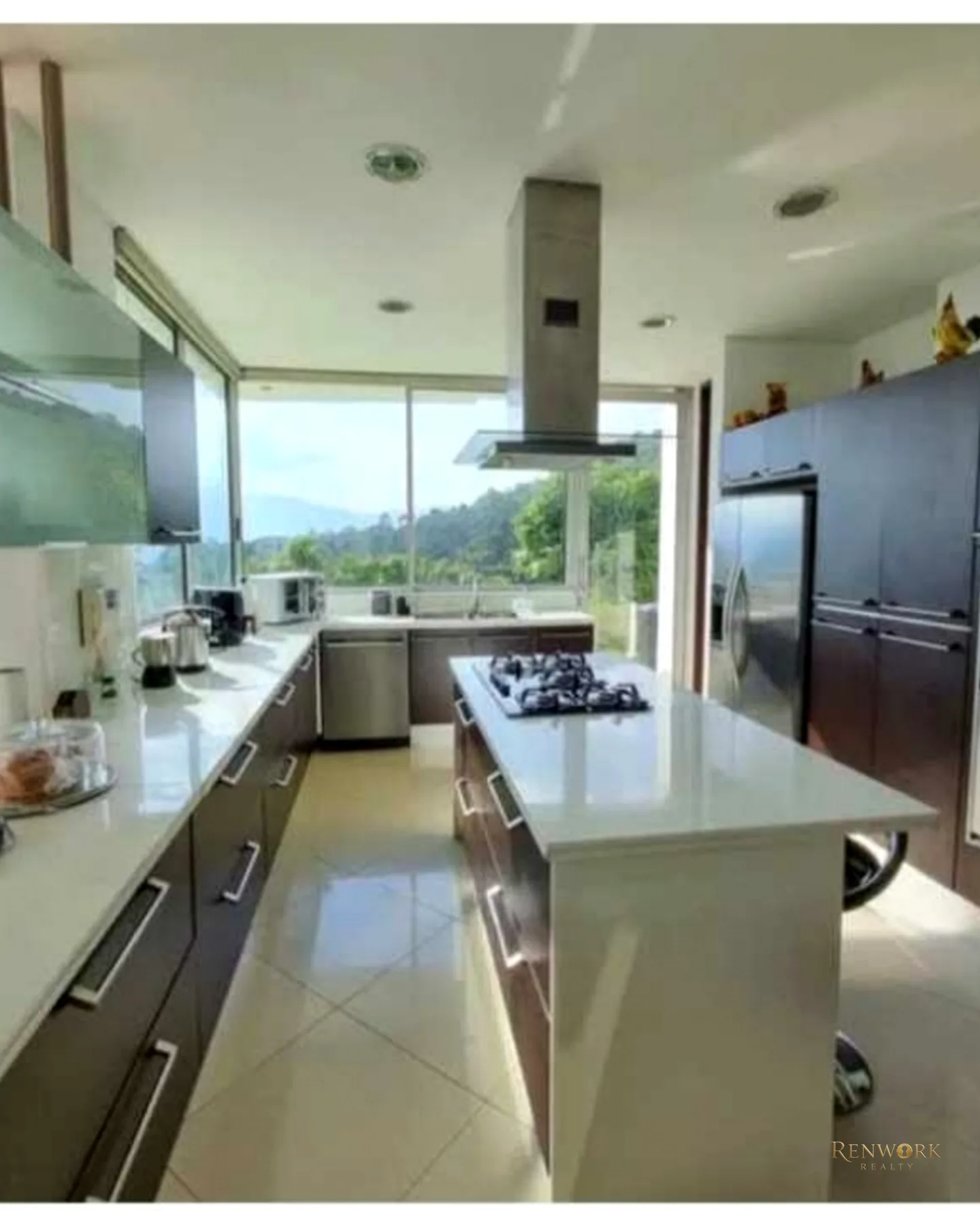VENTA DE MODERNA CASA CON PISCINA A EN EL POBLADO, SECTOR PALMAS. · foto 5