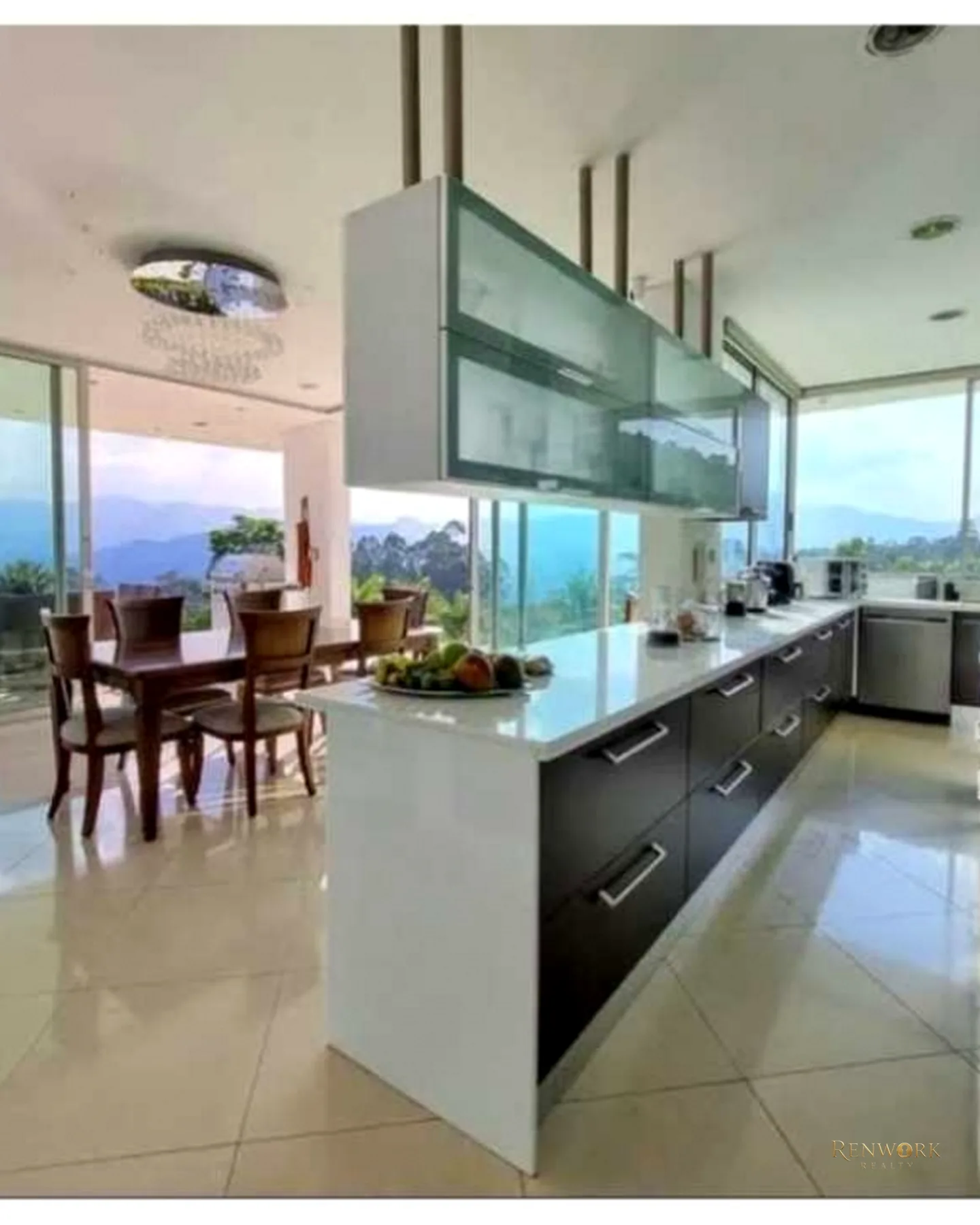 VENTA DE MODERNA CASA CON PISCINA A EN EL POBLADO, SECTOR PALMAS. · foto 10