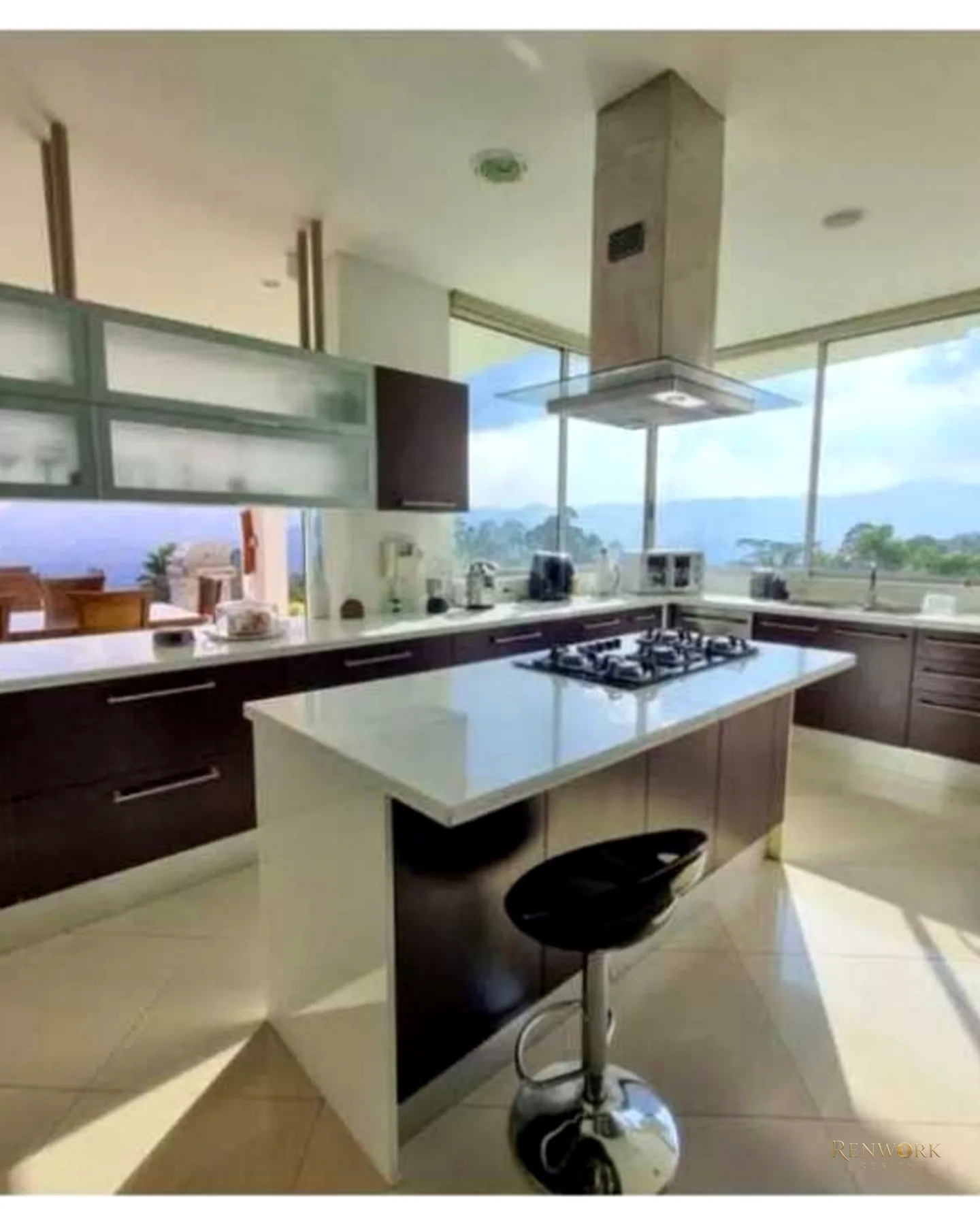 VENTA DE MODERNA CASA CON PISCINA A EN EL POBLADO, SECTOR PALMAS. · foto 4