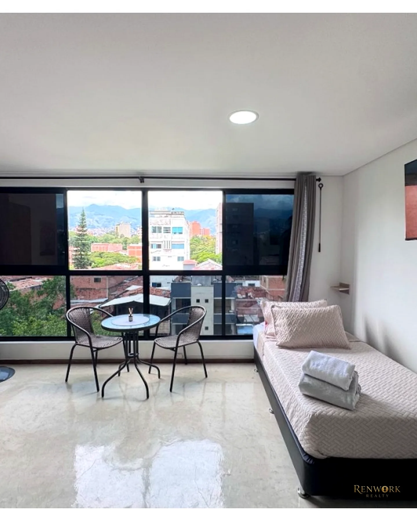 VENTA DE PISO COMPLETO EN LAURELES: 4 APARTAESTUDIOS RENTANDO AIRBNB · foto 2