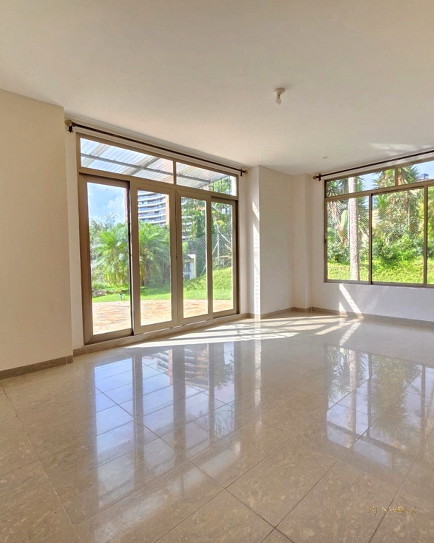 VENTA LUJOSA CASA CON ASCENSOR Y JACUZZI EN EL POBLADO · foto 7
