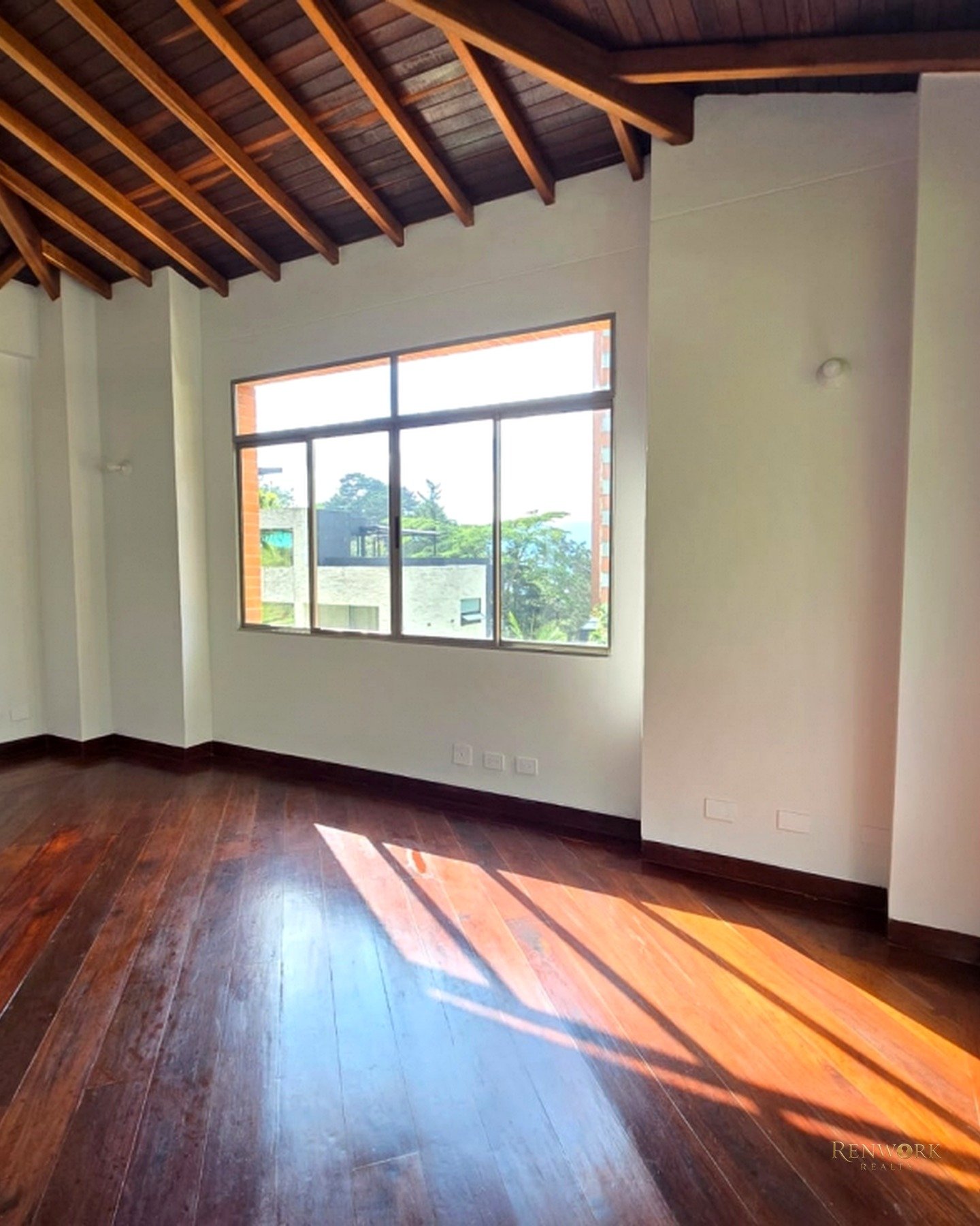 VENTA LUJOSA CASA CON ASCENSOR Y JACUZZI EN EL POBLADO · foto 23