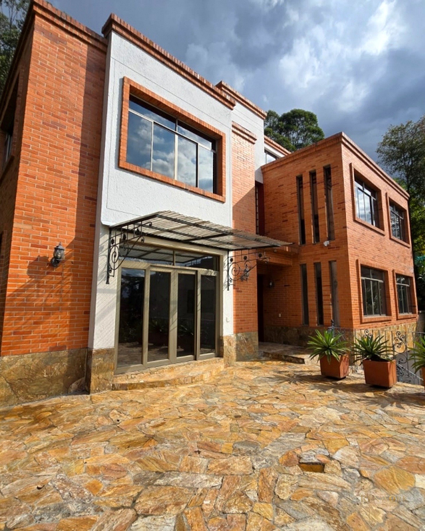 VENTA LUJOSA CASA CON ASCENSOR Y JACUZZI EN EL POBLADO · foto 3