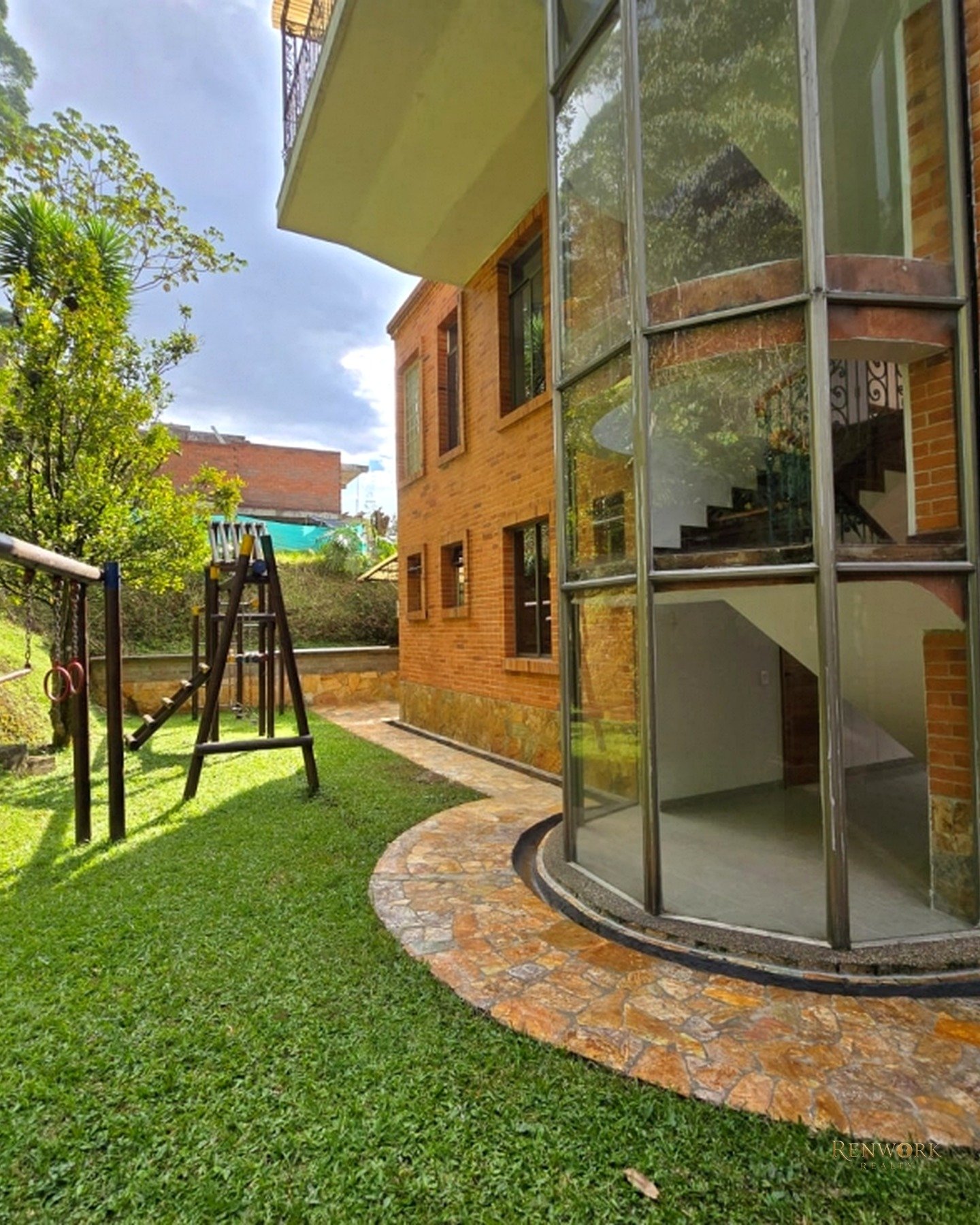 VENTA LUJOSA CASA CON ASCENSOR Y JACUZZI EN EL POBLADO · foto 4