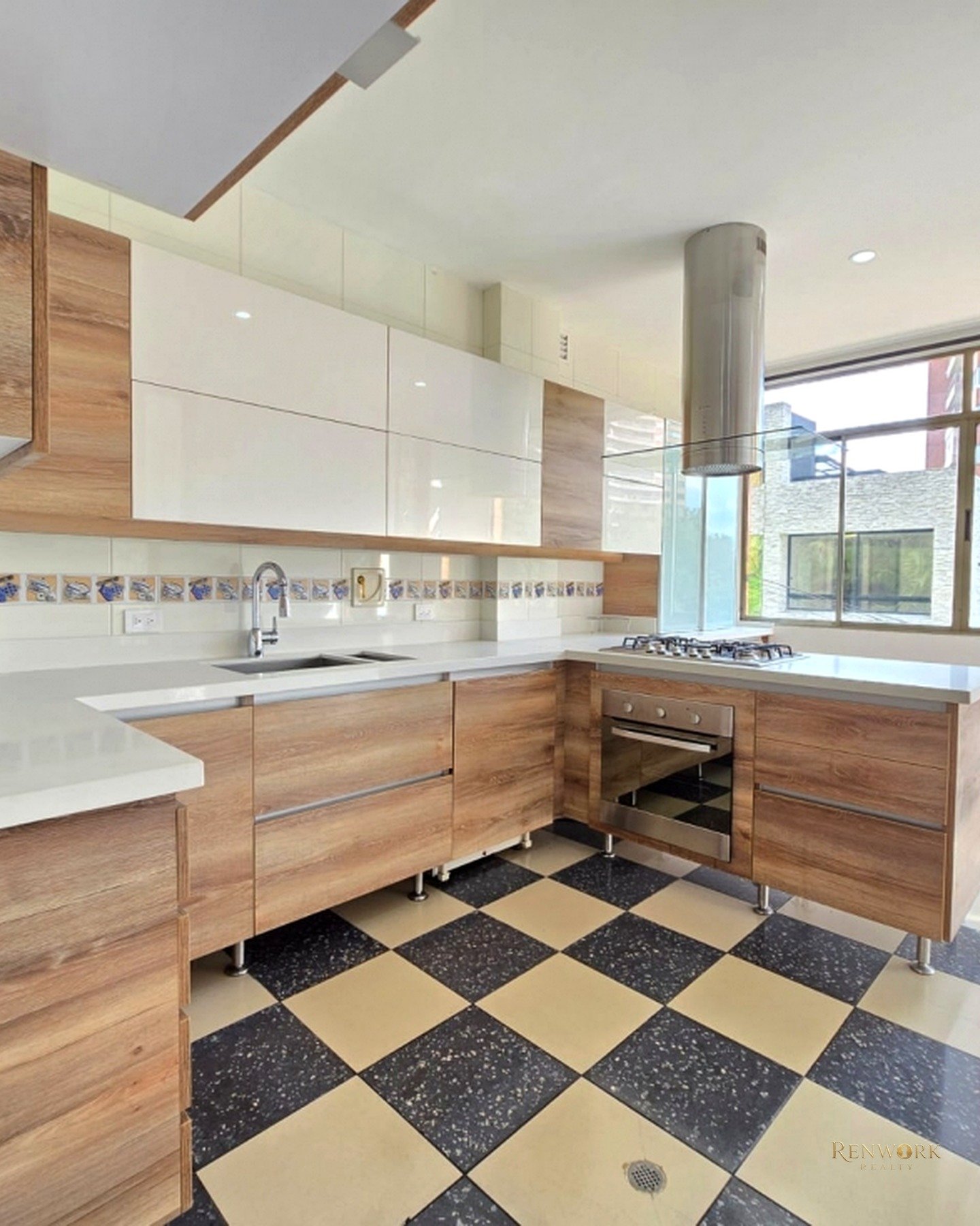VENTA LUJOSA CASA CON ASCENSOR Y JACUZZI EN EL POBLADO · foto 13