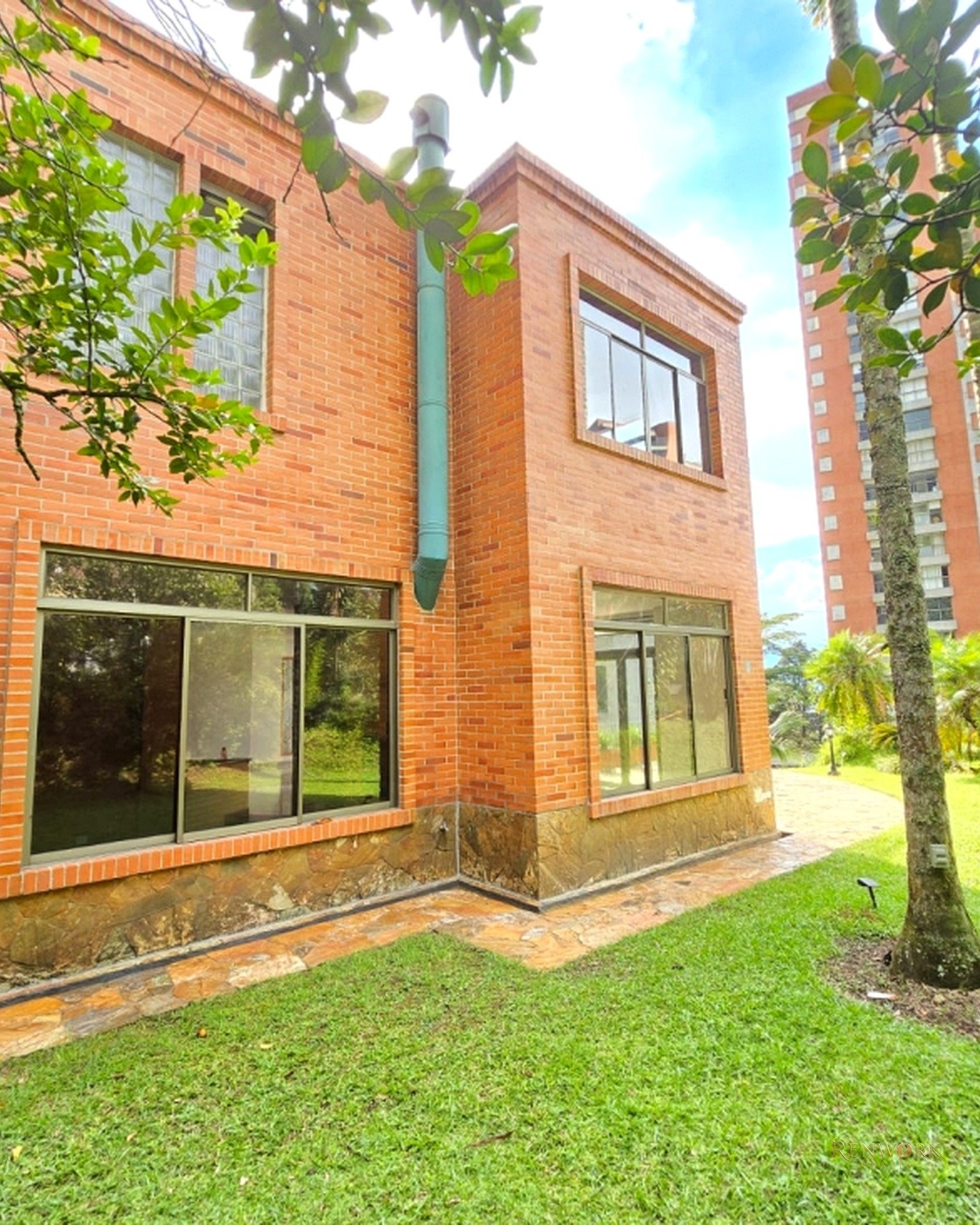 VENTA LUJOSA CASA CON ASCENSOR Y JACUZZI EN EL POBLADO · foto 2