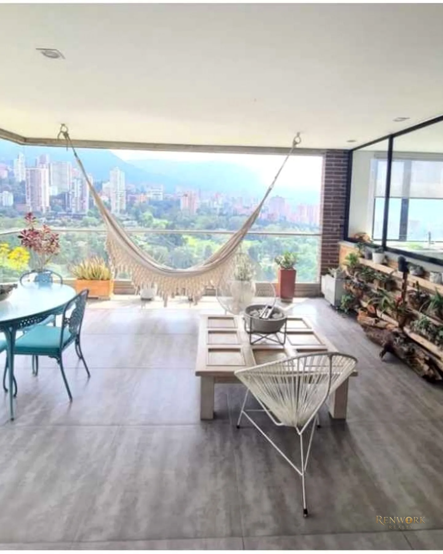 VENTA MODERNO APARTAMENTO EL POBLADO CERCANO AVENIDA Y BALSOS · foto 2