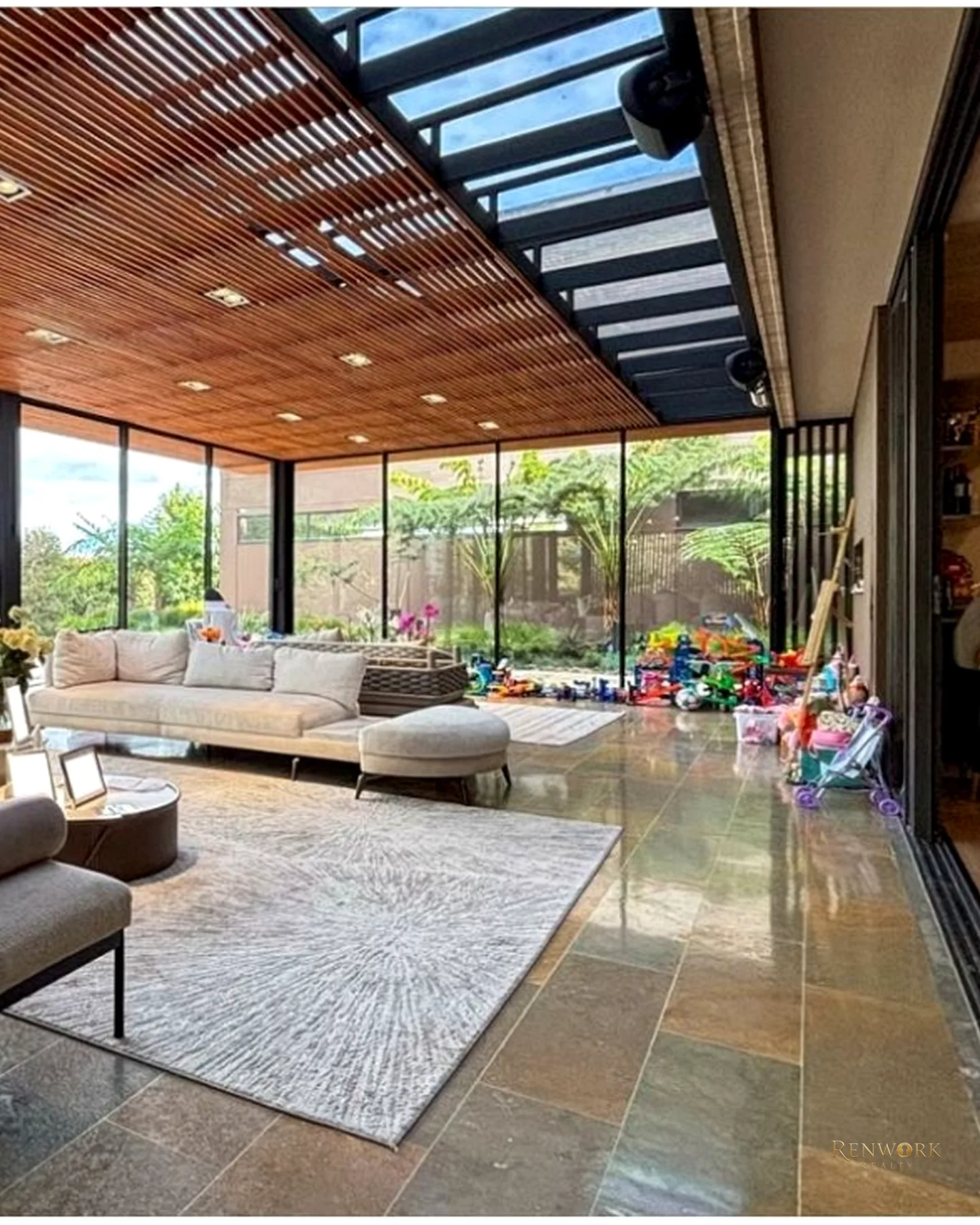 VENTA Y RENTA DE CASA EN ENVIGADO, SECTOR ALTO DE LAS PALMAS · foto 2